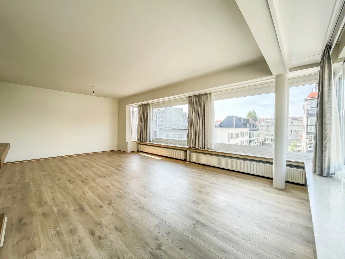 Recent gerenoveerd, lichtvol hoekappartement. Riant zicht op Lippenslaan en Kopsdreef. Mogelijkheid tot aankoop garage op gelijkvloers.  foto 6