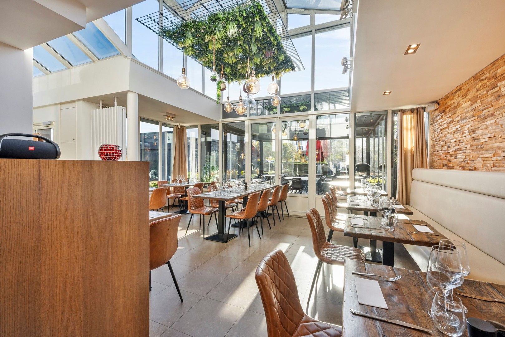 Gebouw waar het gezellige restaurant "De Vondel" is ondergebracht met woonst en voldoende parking op eigen terrein foto 11