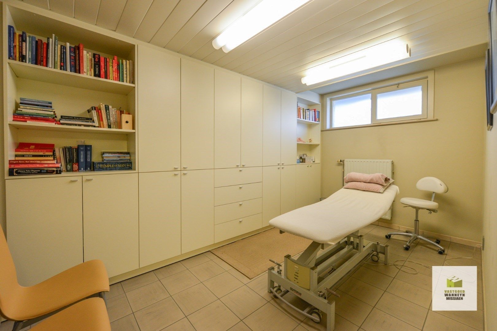 Praktijkruimte met appartement op centrale ligging te Zwevezele foto 2
