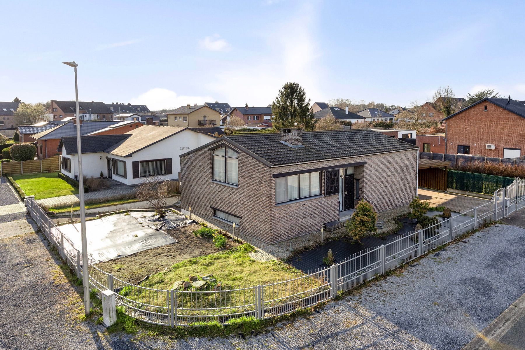 Ruime hoekwoning in Houthalen-Oost met enorm potentieel! foto 3