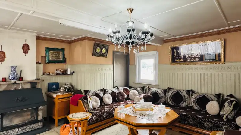 Grote, te renoveren half open bebouwing met 4 slaapkamers, tuin en garage foto 9