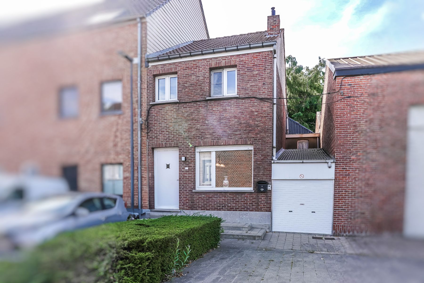 Hoofdfoto van de publicatie: Te renoveren rijwoning met tuin te Steenhuffel
