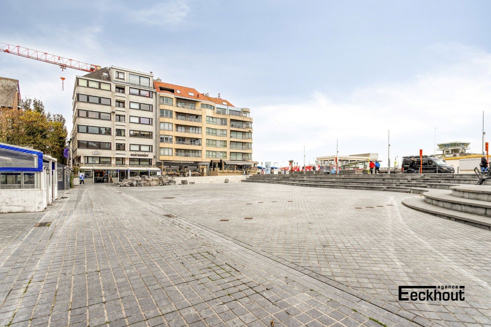 Ruim en lichtrijk appartement aan het gezellige 'Visserspleintje' in hartje Oostende foto 2