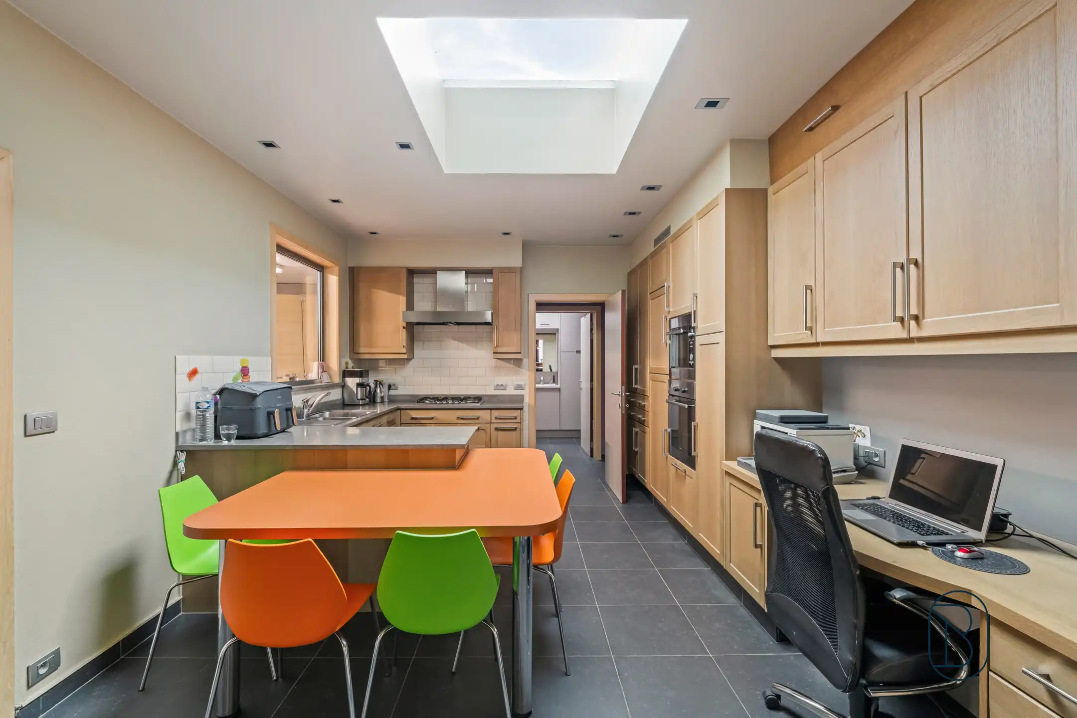 Topgelegen handelspand met woonst foto 16