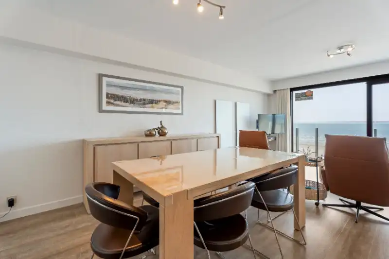 APPARTEMENT MET DRIE SLAAPKAMERS MET FRONTAAL ZEEZICHT GELEGEN TUSSEN DE ESPLANADE EN DE ZEELAAN foto 8