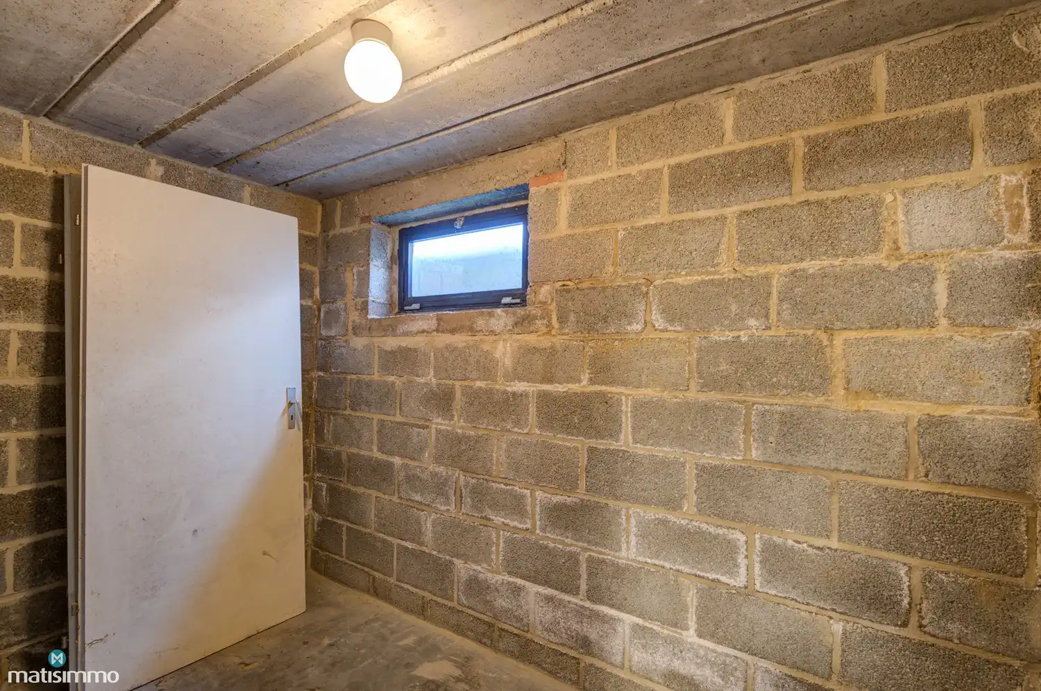 GELIJKVLOERS APPARTEMENT MET 2 SLAAPKAMERS, RUIME GARAGE, AUTOSTAANPLAATS EN KELDERBERGING TE LANAKEN foto 19