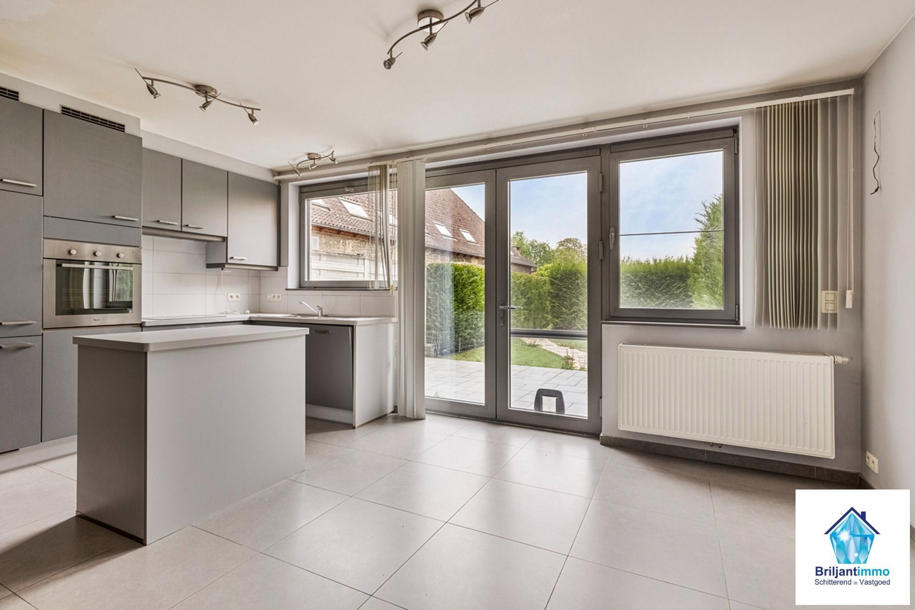 Gunstig gelegen appartement met 2 slaapkamers en een tuin foto 1