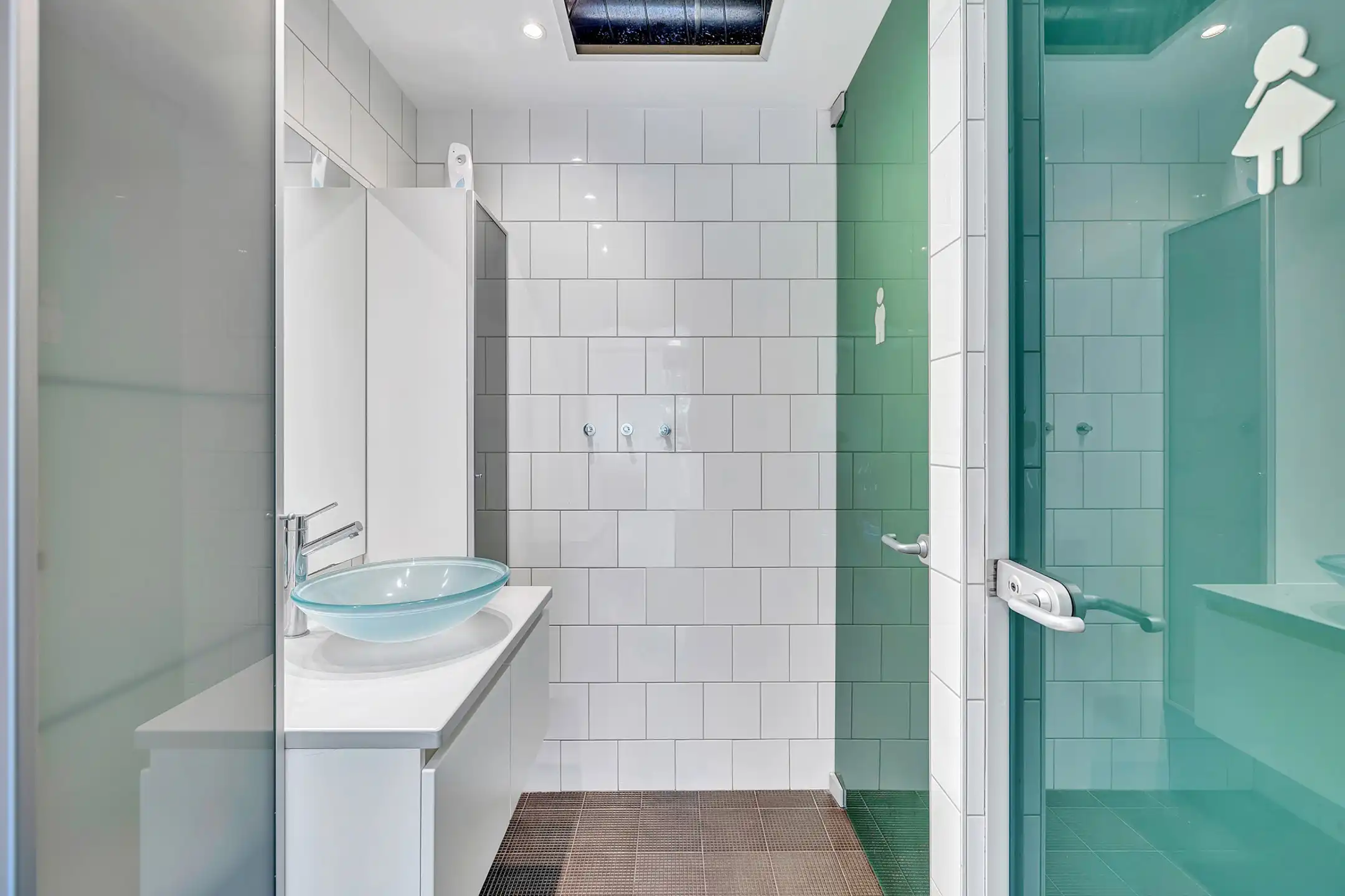 Instapklaar commercieel gelijkvloers op strategische locatie foto 27