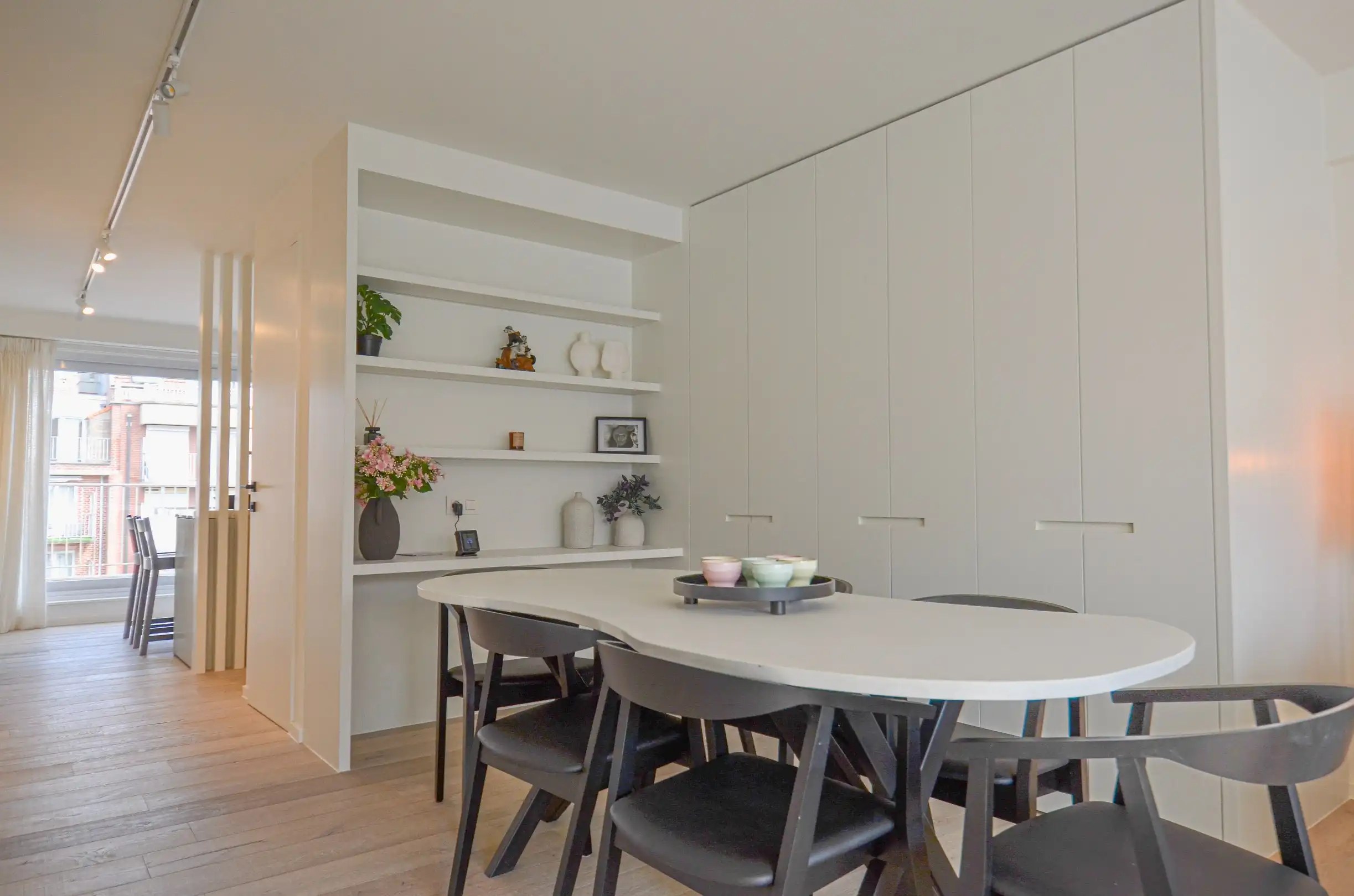 Volledig gerenoveerd appartement met twee ruime terrassen. foto 6