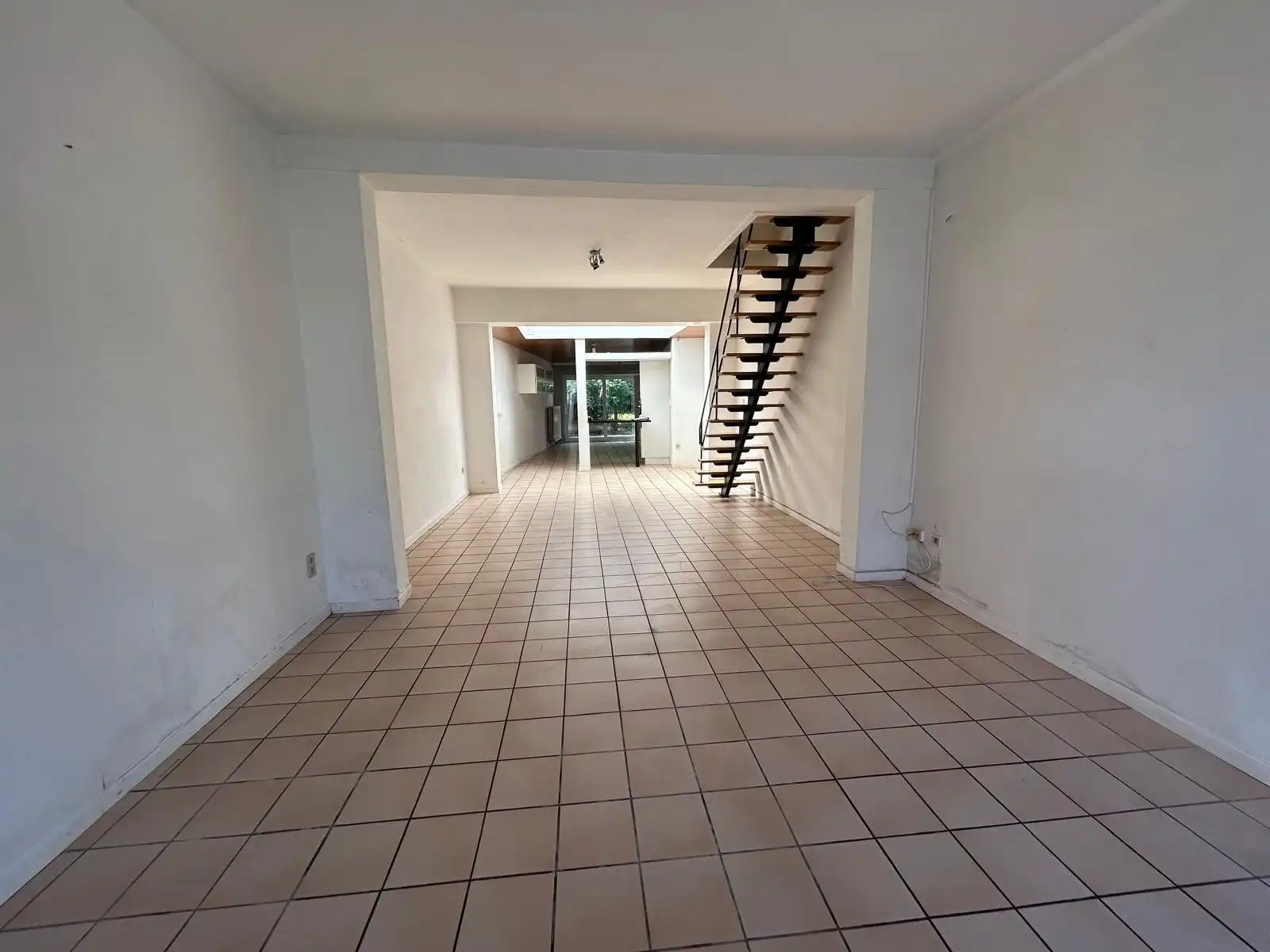 Op te frissen/ te renoveren woning nabij verbindingswegen foto 2