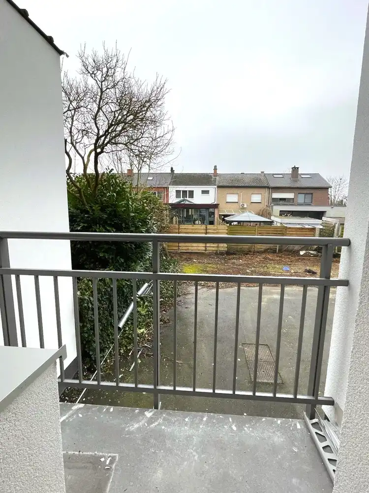 Prachtig afgewerkt en energetisch gerenoveerd gelijkvloers appartement op topligging met grote garagebox foto 12