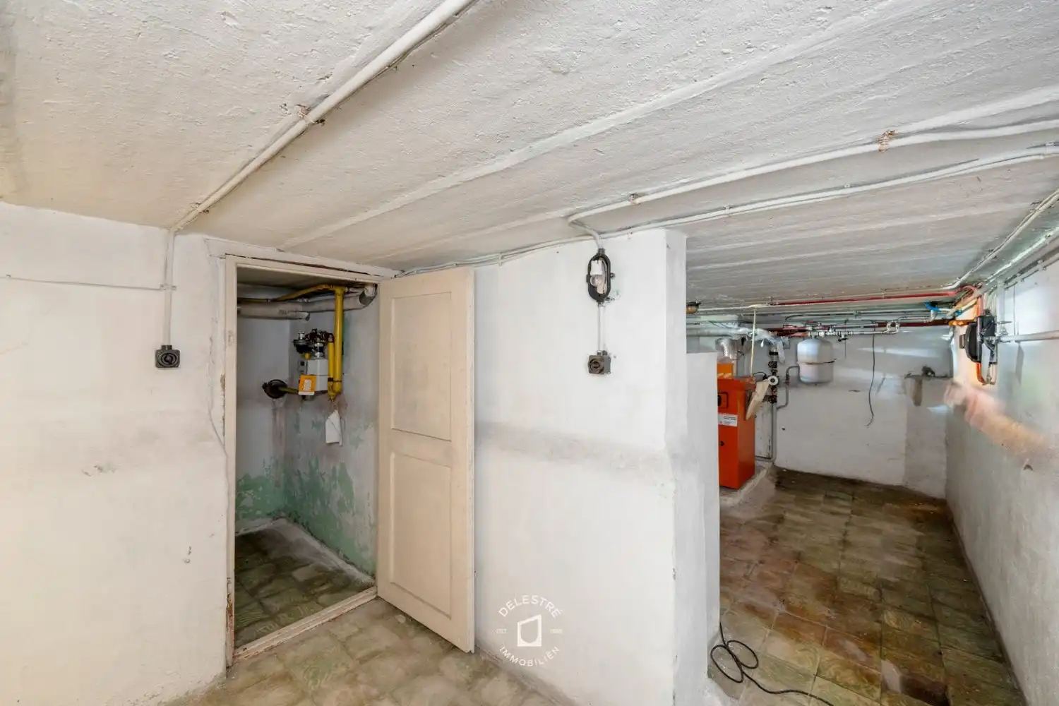 TE RENOVEREN ruime woning MET GARAGE boordevol karakter en mogelijkheden foto 18