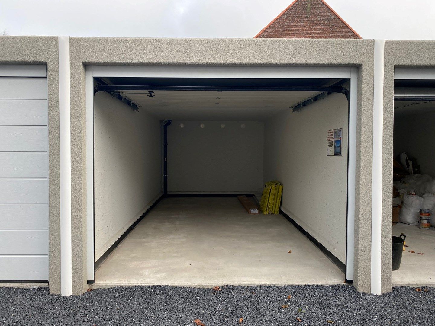 NIEUWE GARAGES GELEGEN IN DE DORPSKERN MEULEBEKE foto 3