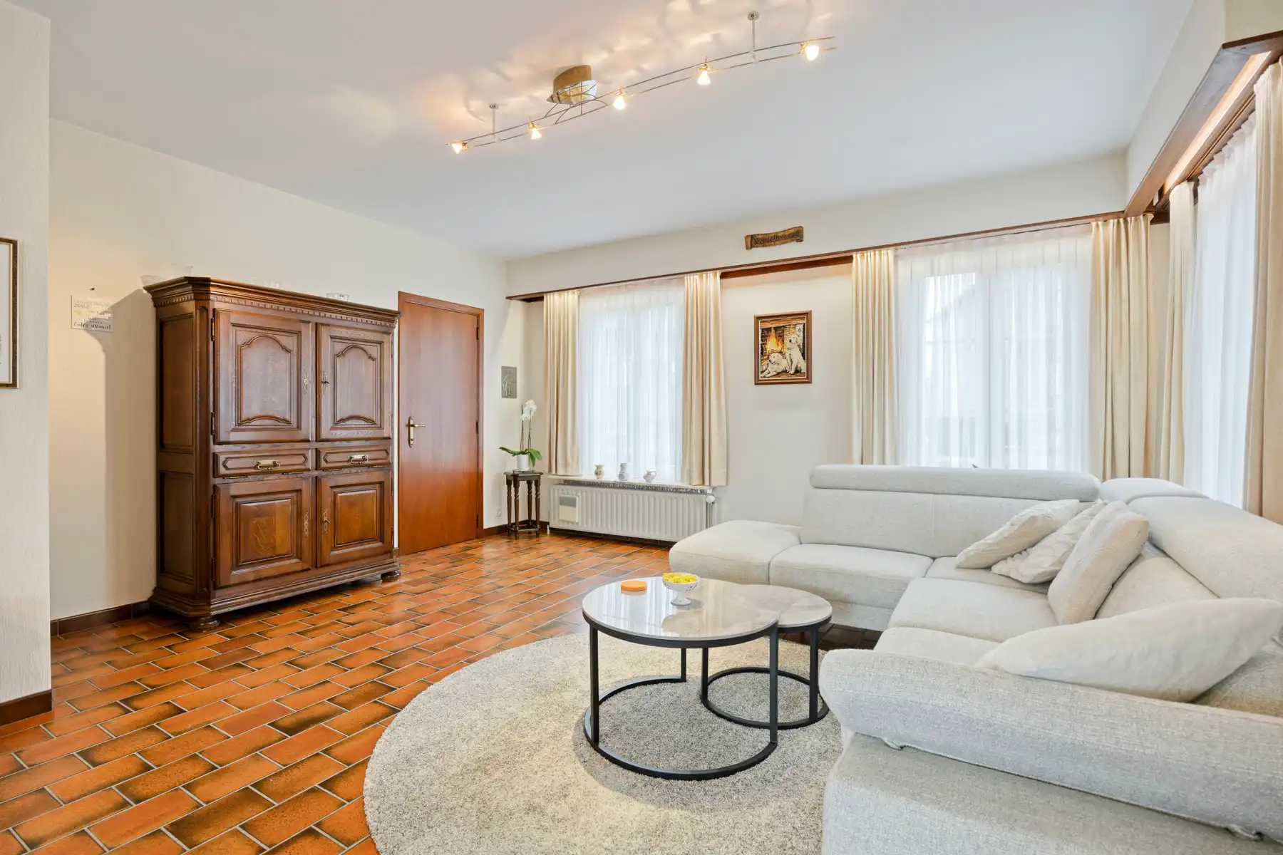 Karaktervolle woning met omheinde tuin en veel staanplaatsen foto 6