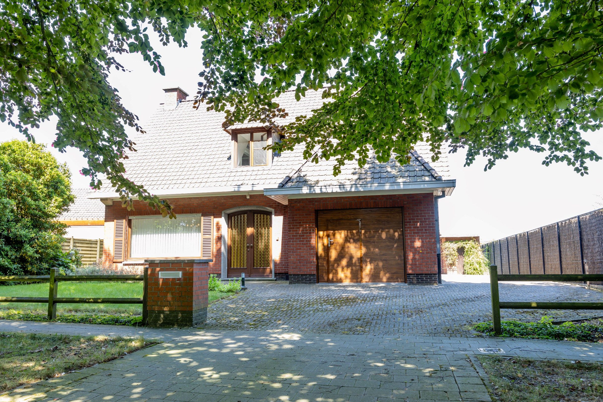 SCHITTERENDE VILLA IN GEGEERDE WOONWIJK foto 25