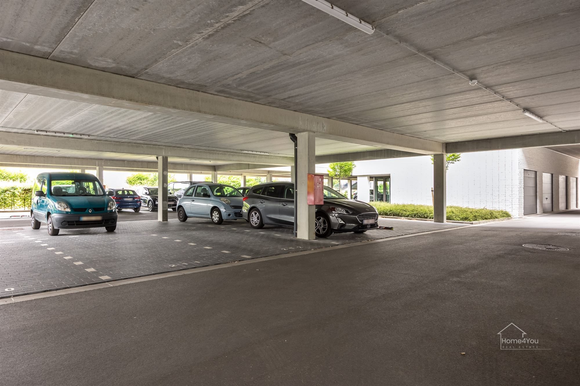 Overdekte parkeerplaats foto 2