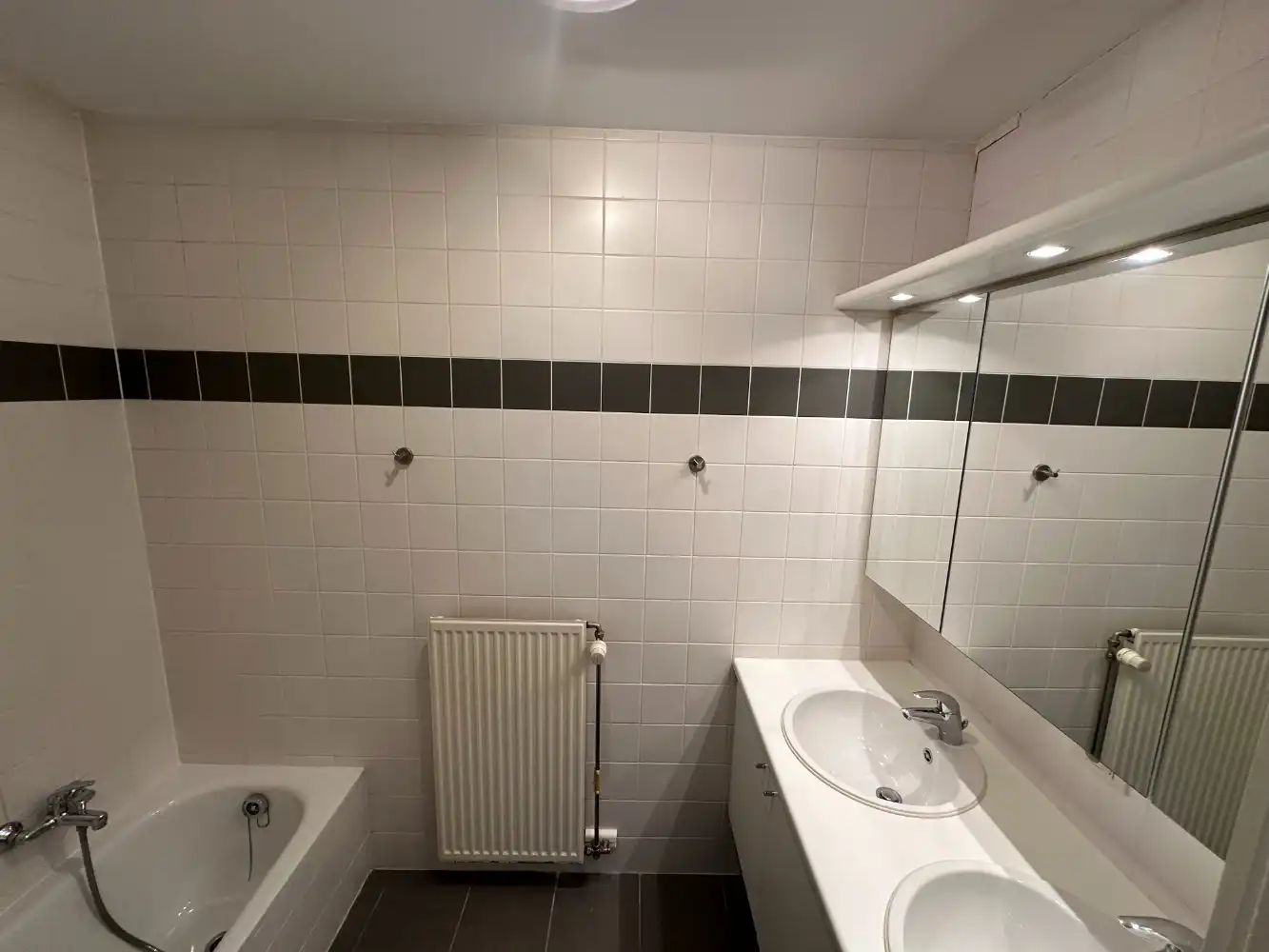 Modern gemeubeld appartement met één slaapkamer en terras in een residentiële wijk. foto 8