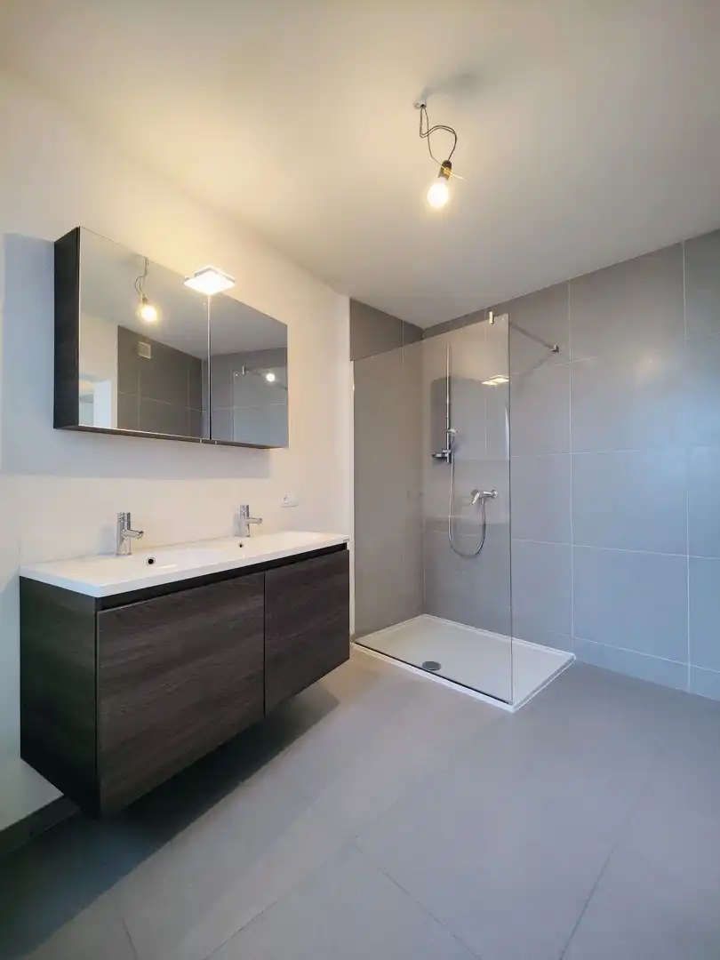 Passendale – Ruim en modern appartement met terras foto 8