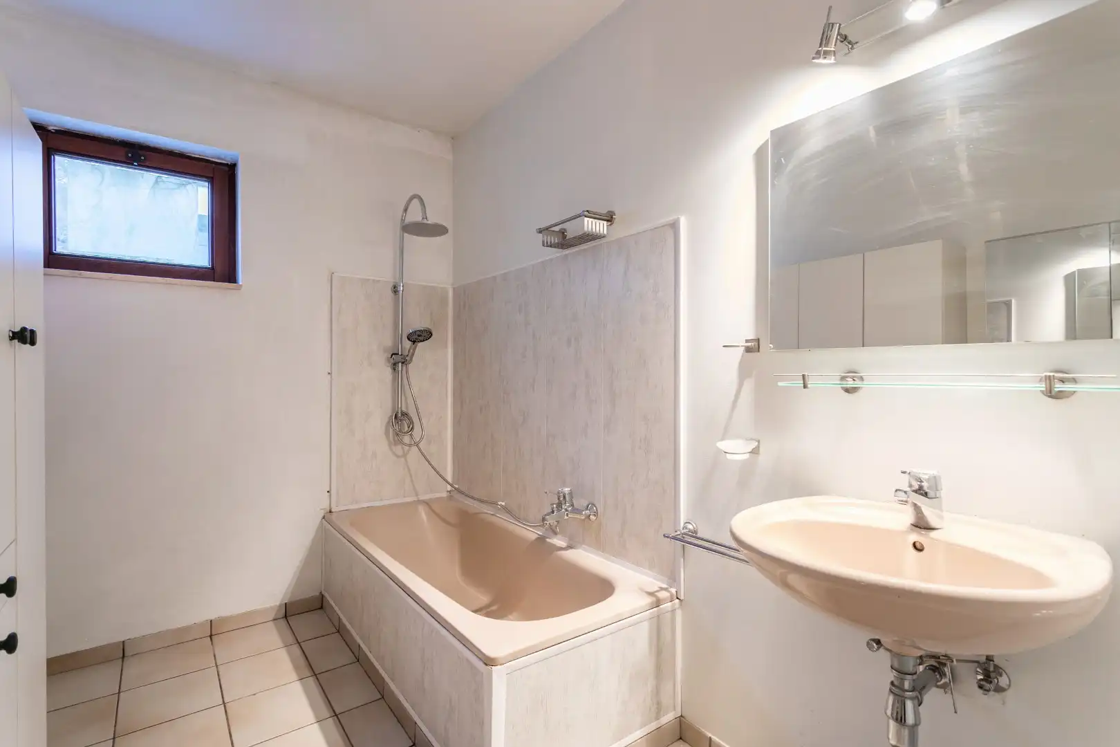 Op te frissen bungalow met 2 slaapkamers, garage en tuin op topligging in Halle foto 14