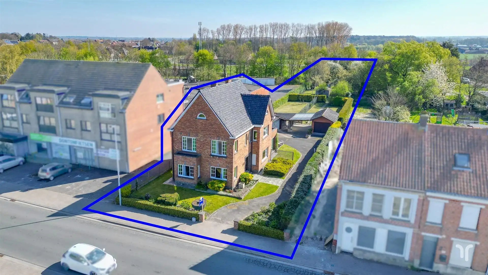 Te renoveren karaktervolle burgerwoning op ruim, zuidgericht perceel met oprit en garages. foto 23