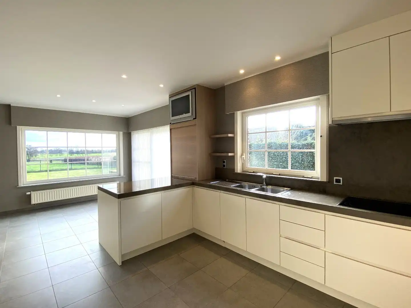 KARAKTERVOLLE WONING MET ZONGERICHTE TUIN | 4 SLPKS | 2 GARAGES foto 5