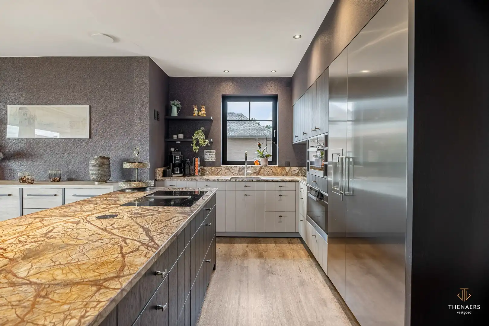 Exclusieve en bijzonder energiezuinige woning met 332 m² woonoppervlakte, vier autostaanplaatsen en verwarmd zwembad. foto 16
