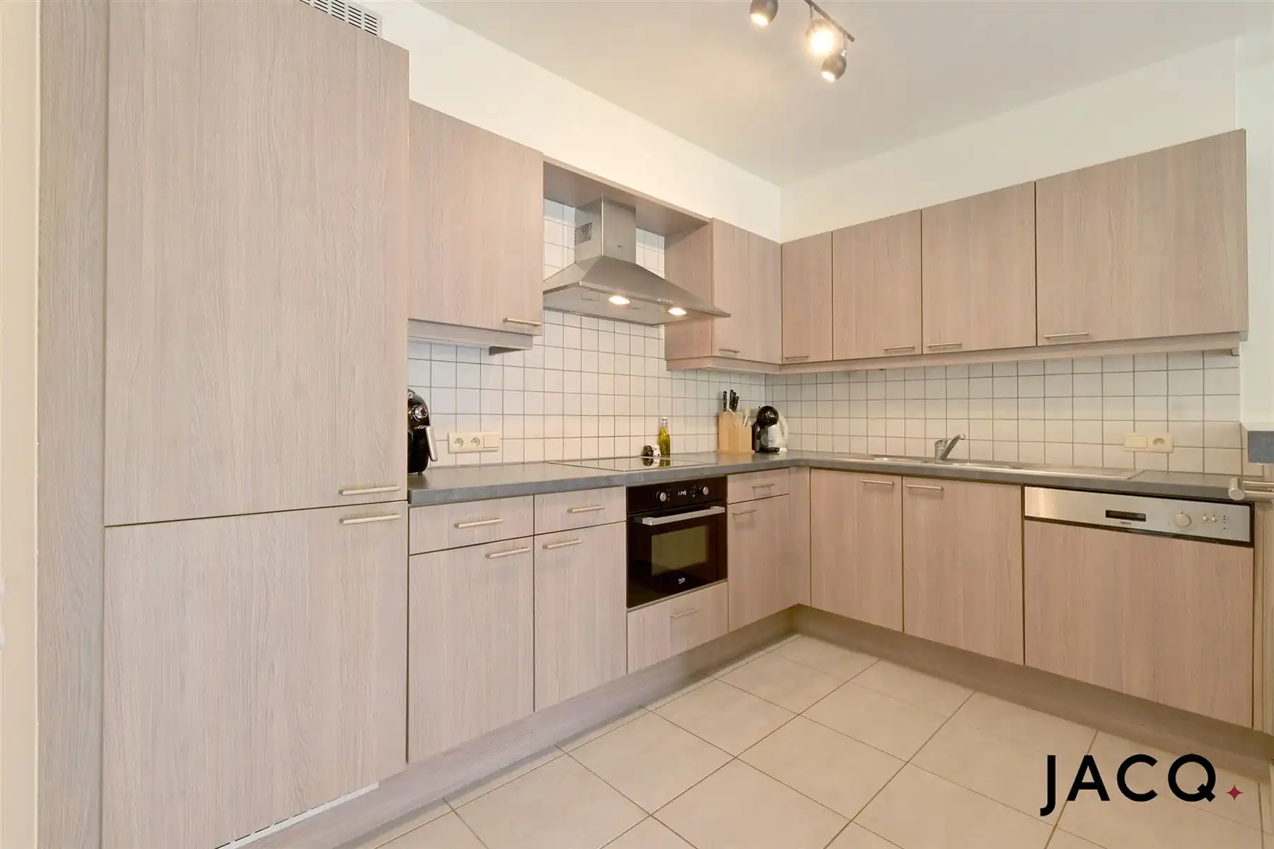 Instapklaar appartement met 2 slaapkamers op toplocatie! foto 6