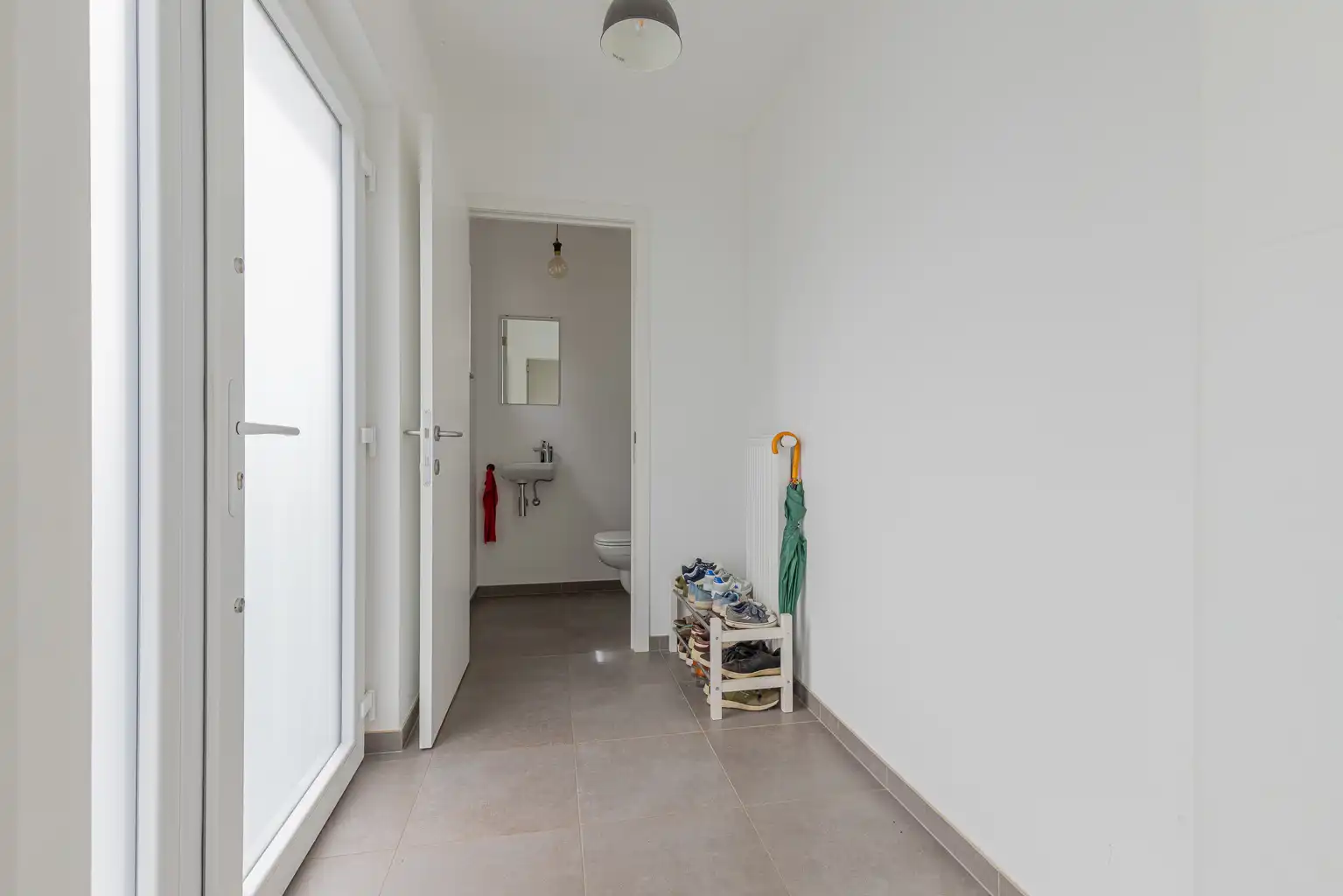 Recente driegevelwoning met zonnepanelen en vloerverwarming foto 11