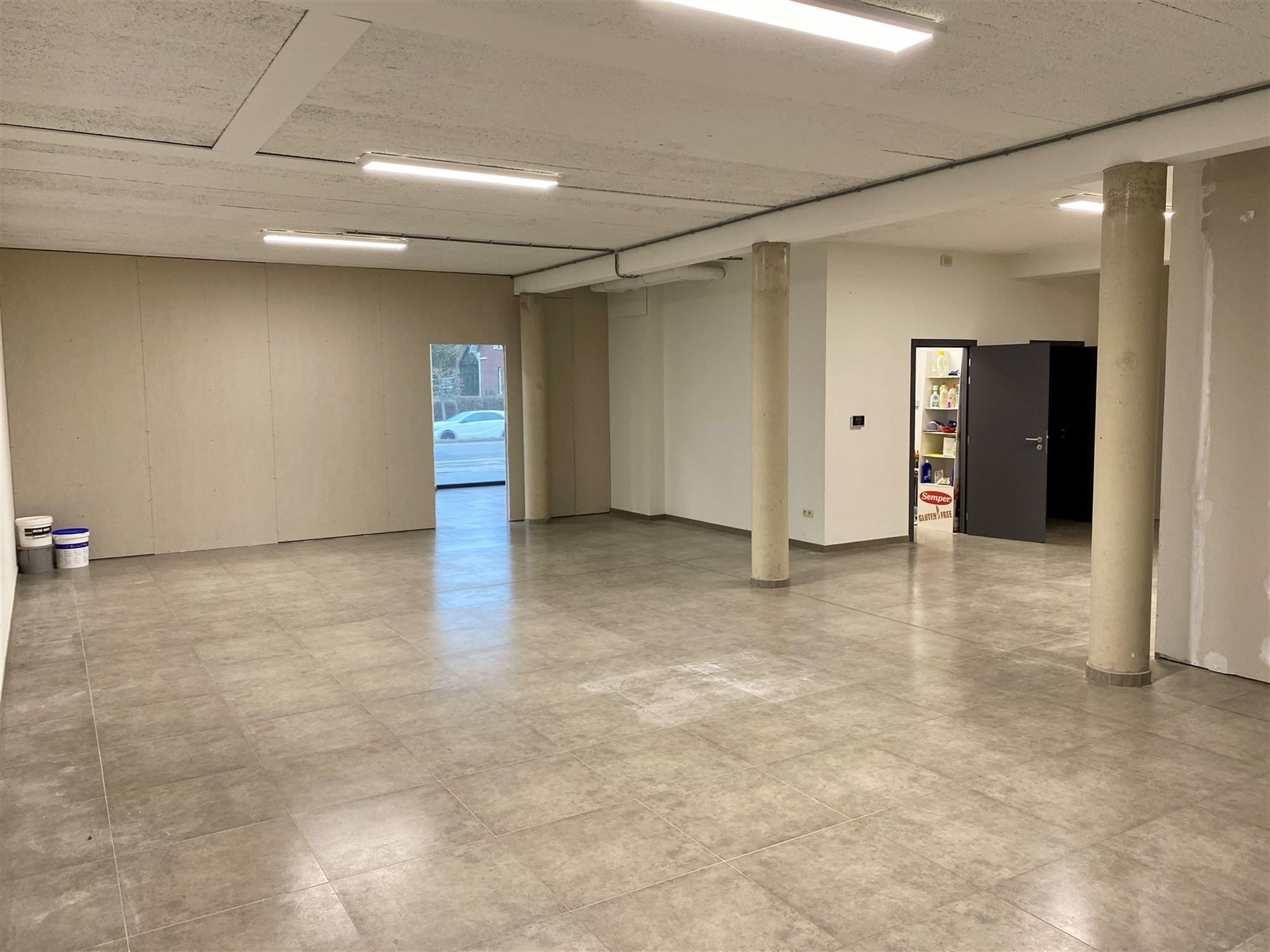 RUIM HANDELSPAND VAN 285M² MET GOEDE VISIBILITEIT EN PARKEERGELEGENHEID foto 4