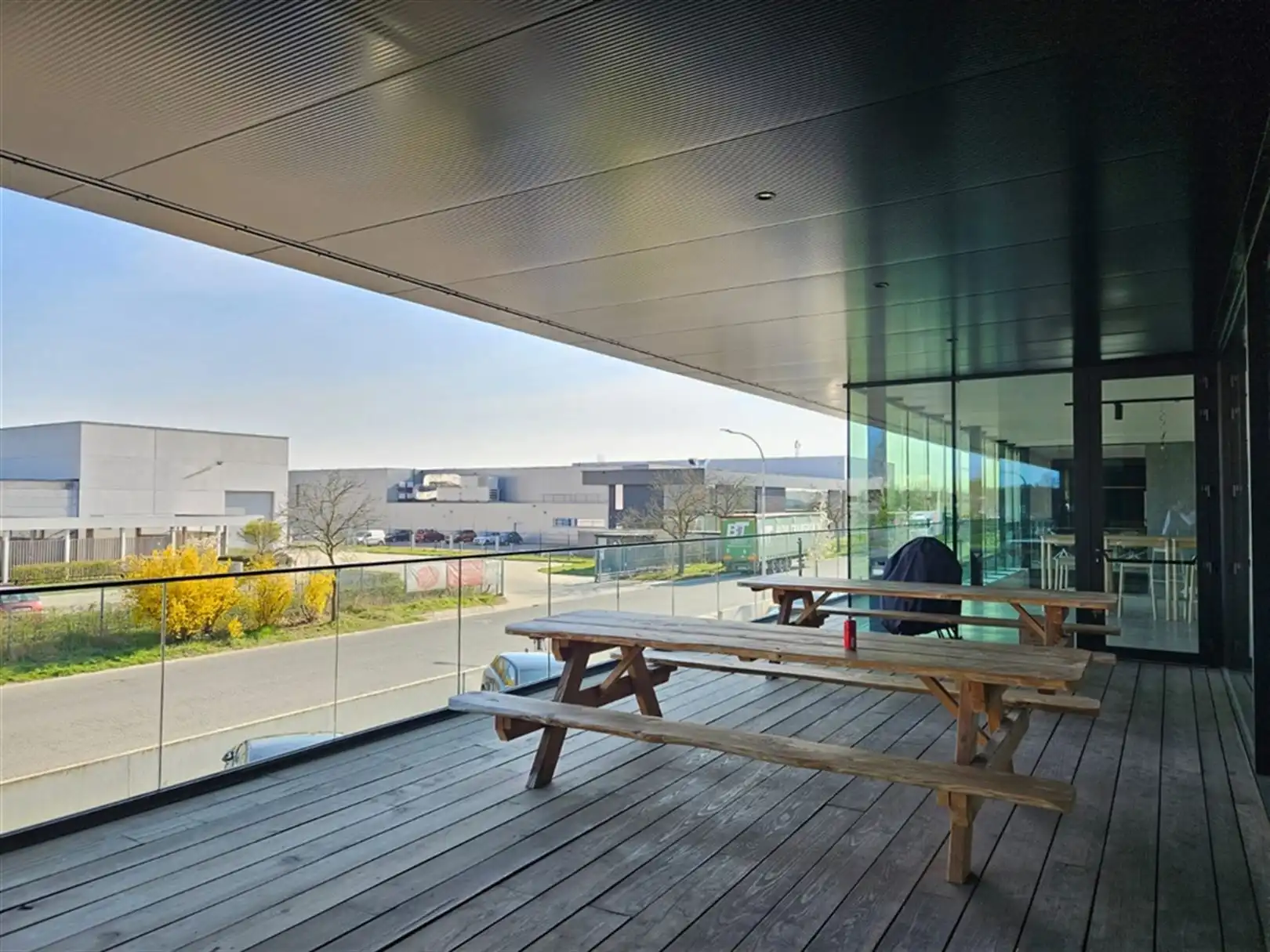 Magazijn met laadkades en kantoren foto 16