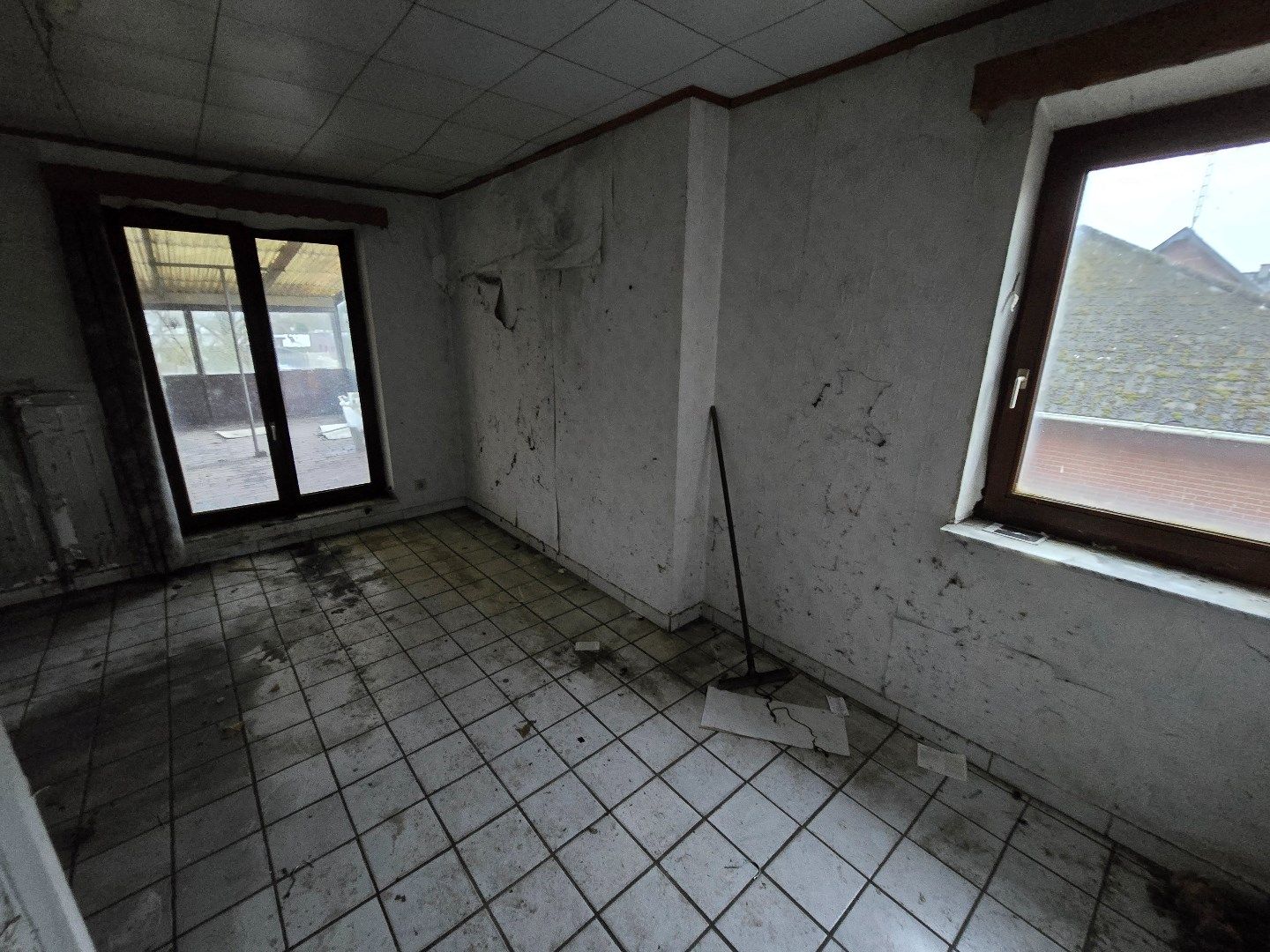 Te renoveren woning, 4 slpk, met tuin en 3 garages foto 17