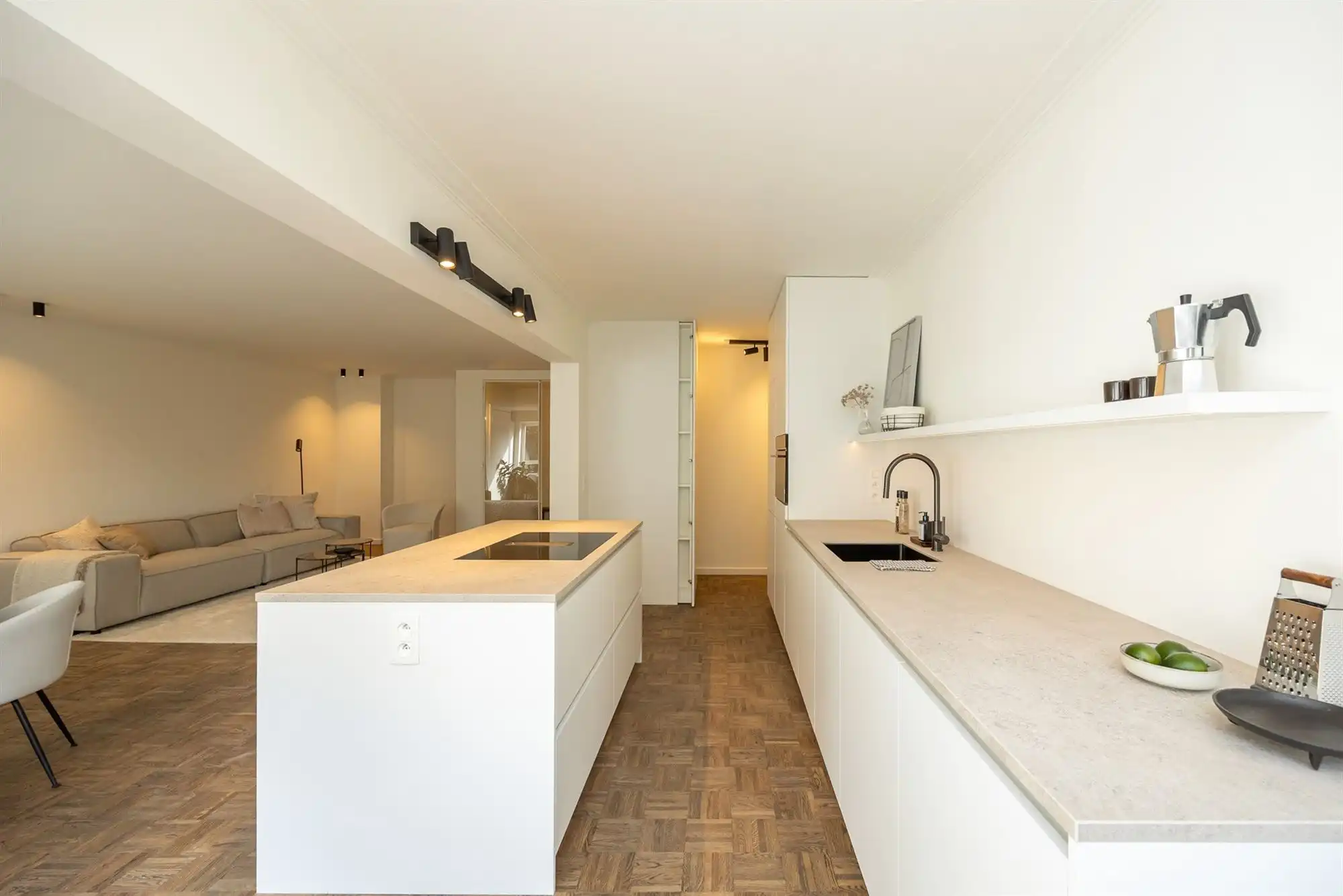 Gerenoveerd appartement met drie slaapkamers en terras foto 9