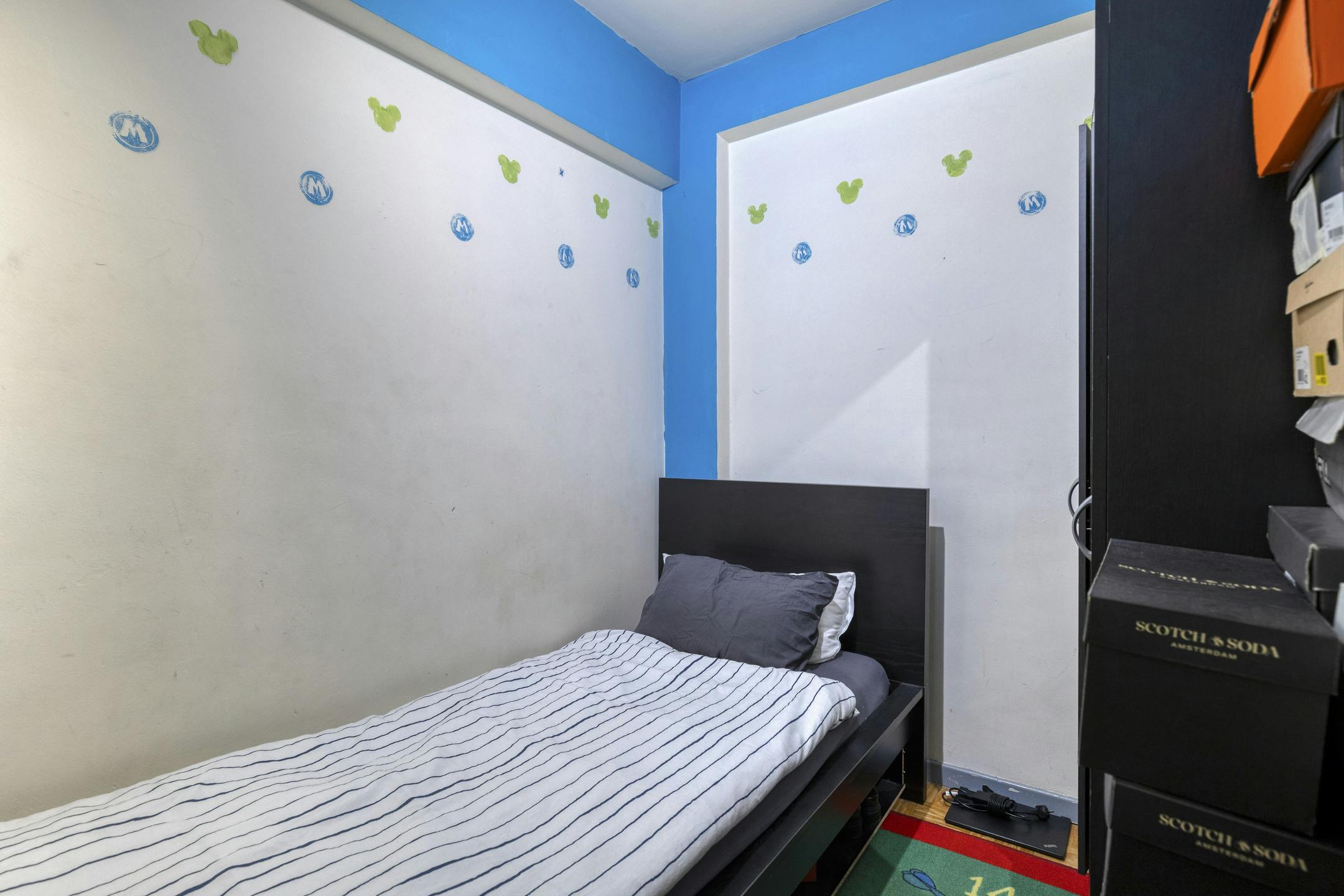 Op te frissen appartement met terras te koop in Berchem foto 9