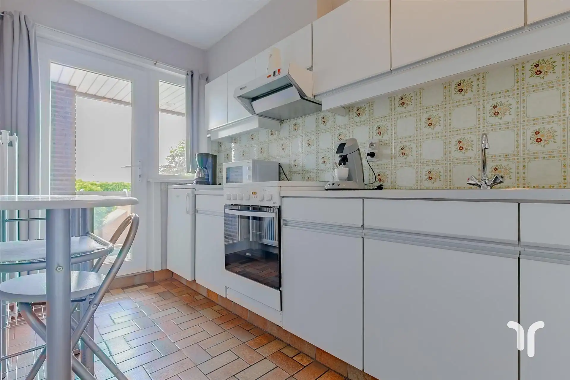 Ruim instapklaar appartement, met dubbele garage en 2 slaapkamers te Kortemark. foto 2