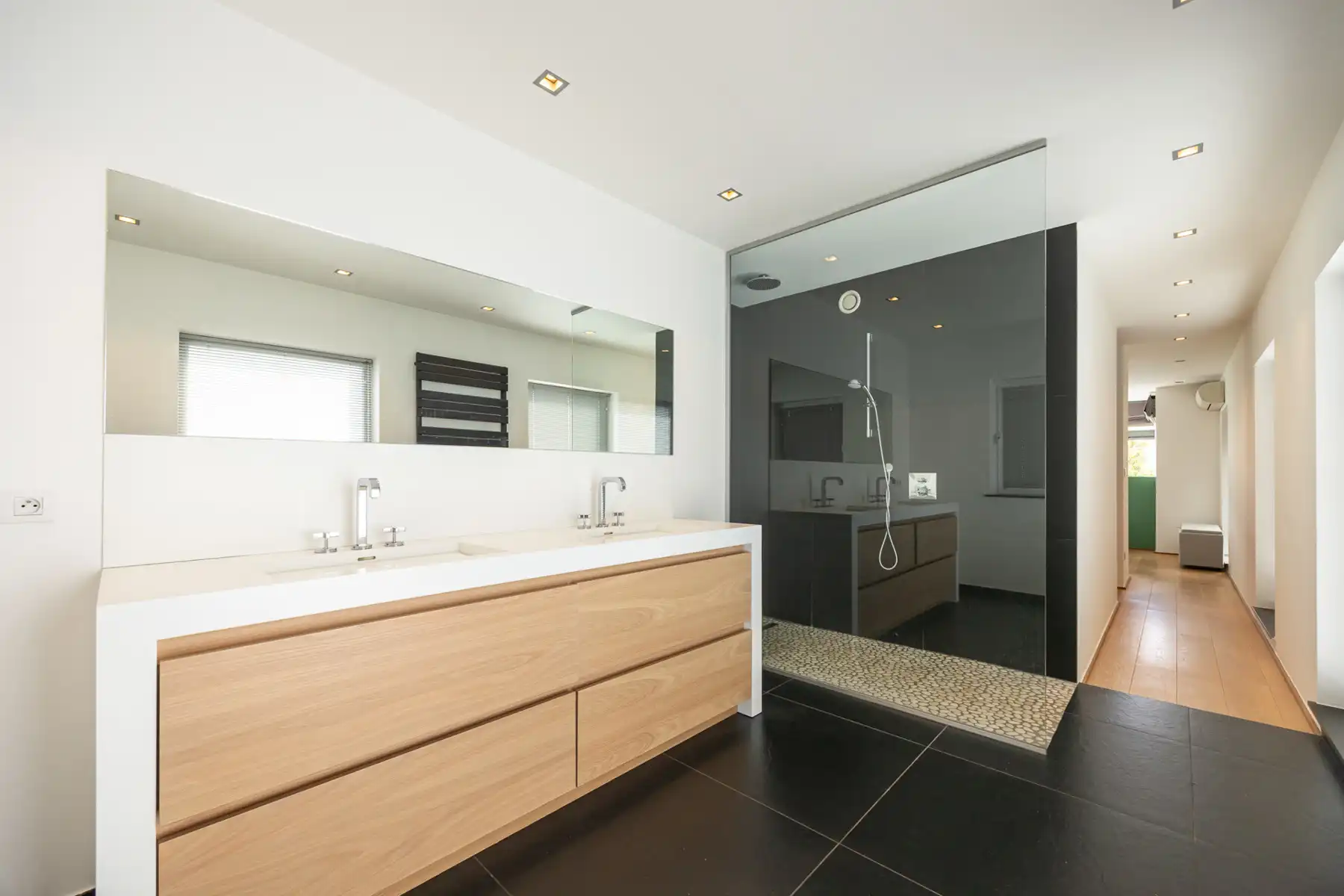 Knap afgewerkte woning met apart bedrijfsgebouw en parking foto 14