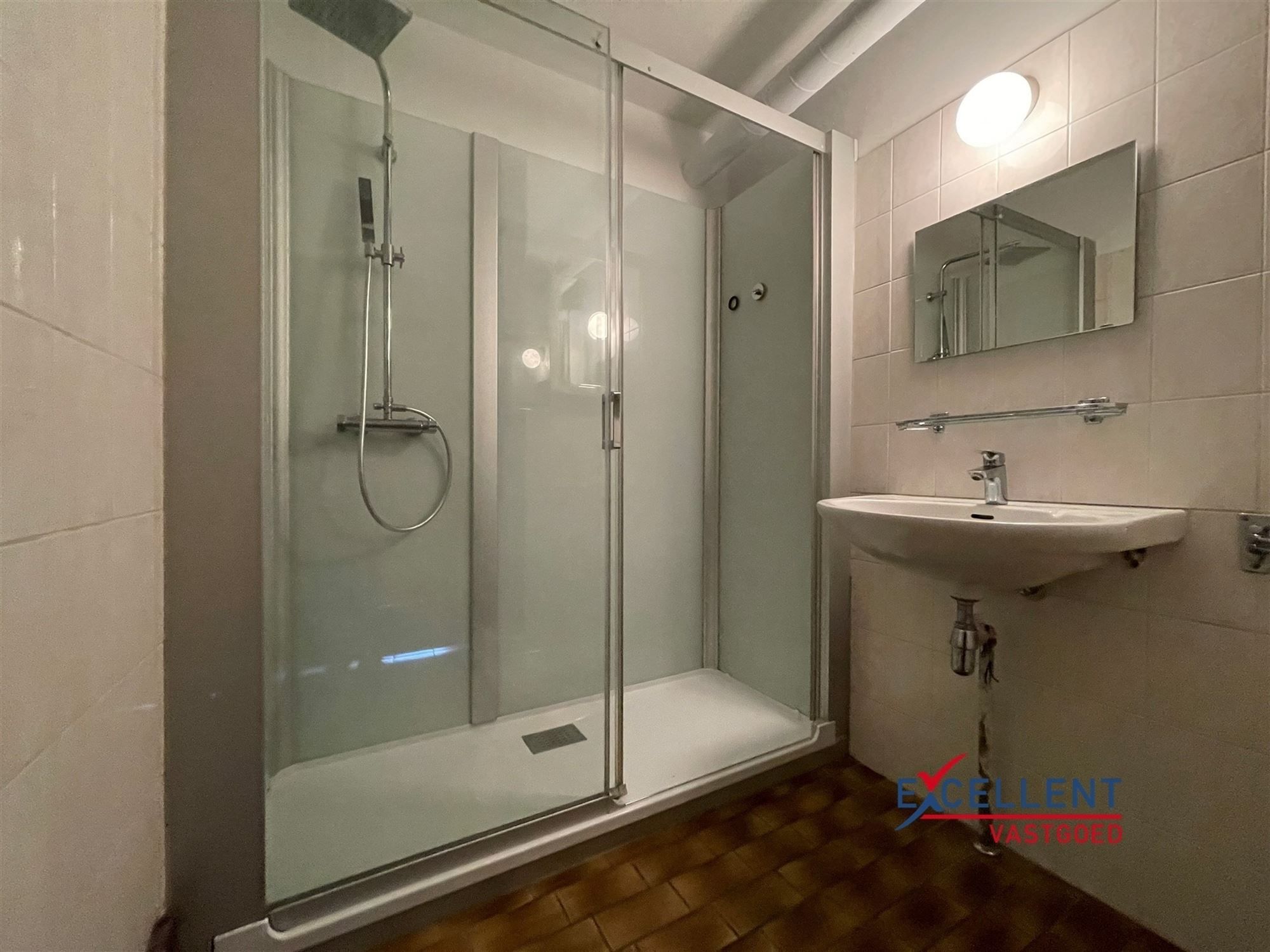 Centraal gelegen appartement met 2 slaapkamers in Deinze te huur foto 4