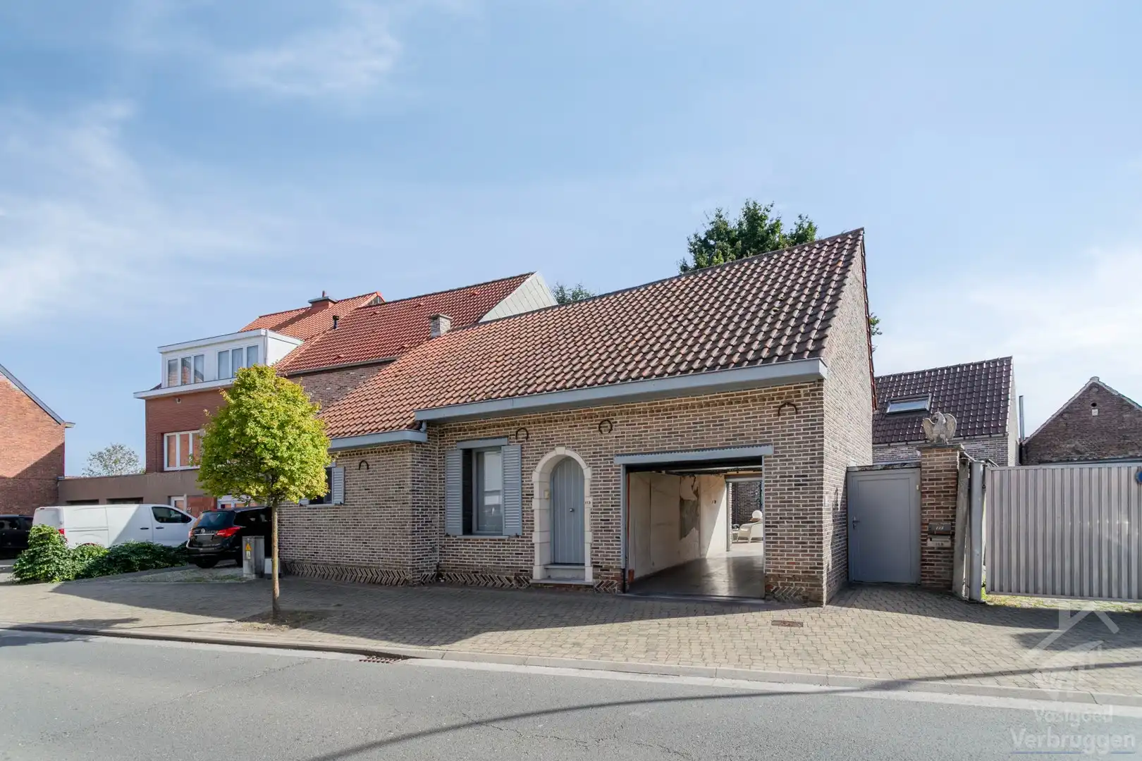 Sfeervolle instapklare woning met 2 slaapkamers, bureau,  garage en atelier foto 2