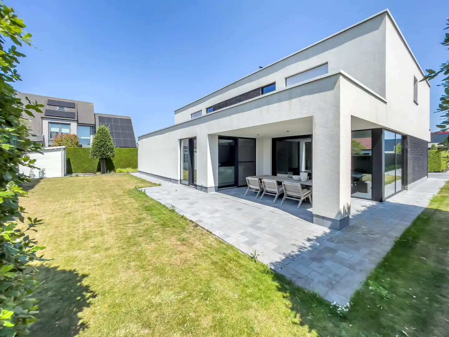 Hedendaagse villa (°2017) gelegen vlakbij het centrum van Knokke. foto 2