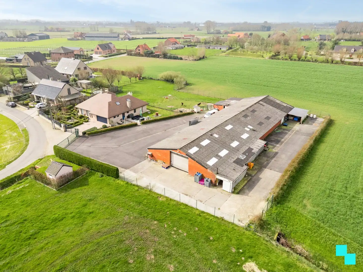 Ruime woning met loods in groene omgeving - Oekene foto 2