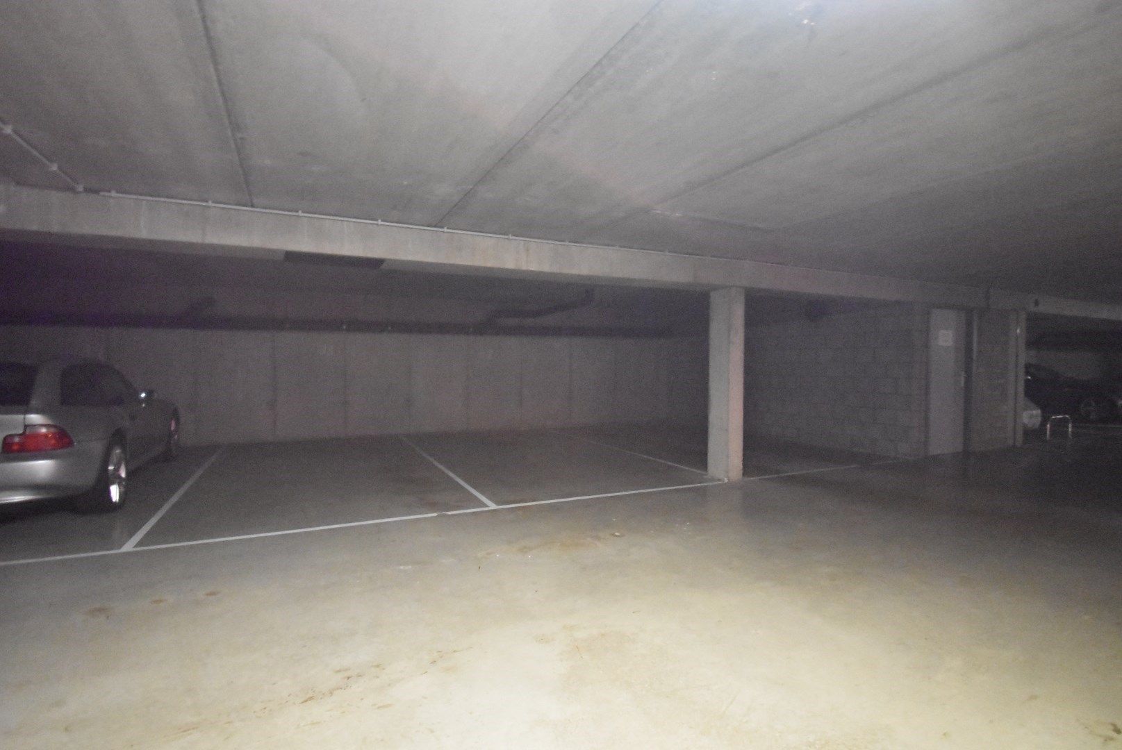Degelijk 2-slaapkamer appartement met autostandplaats + in hartje Bilzen foto 32