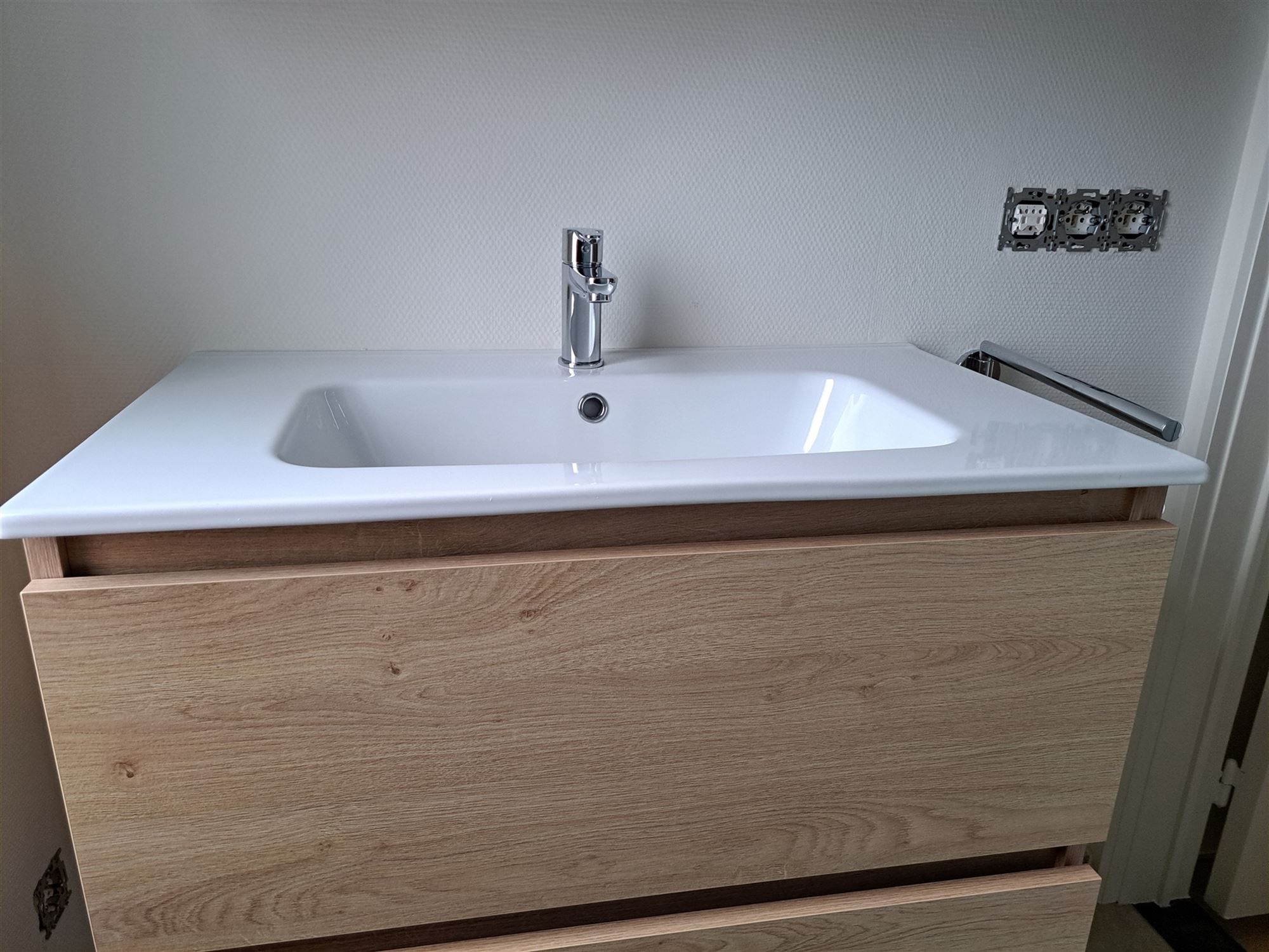 Gerenoveerde woning met 2 slaapkamers en dressing/bureel. Mooie tuin met tuinhuis. Instapklaar. foto 12