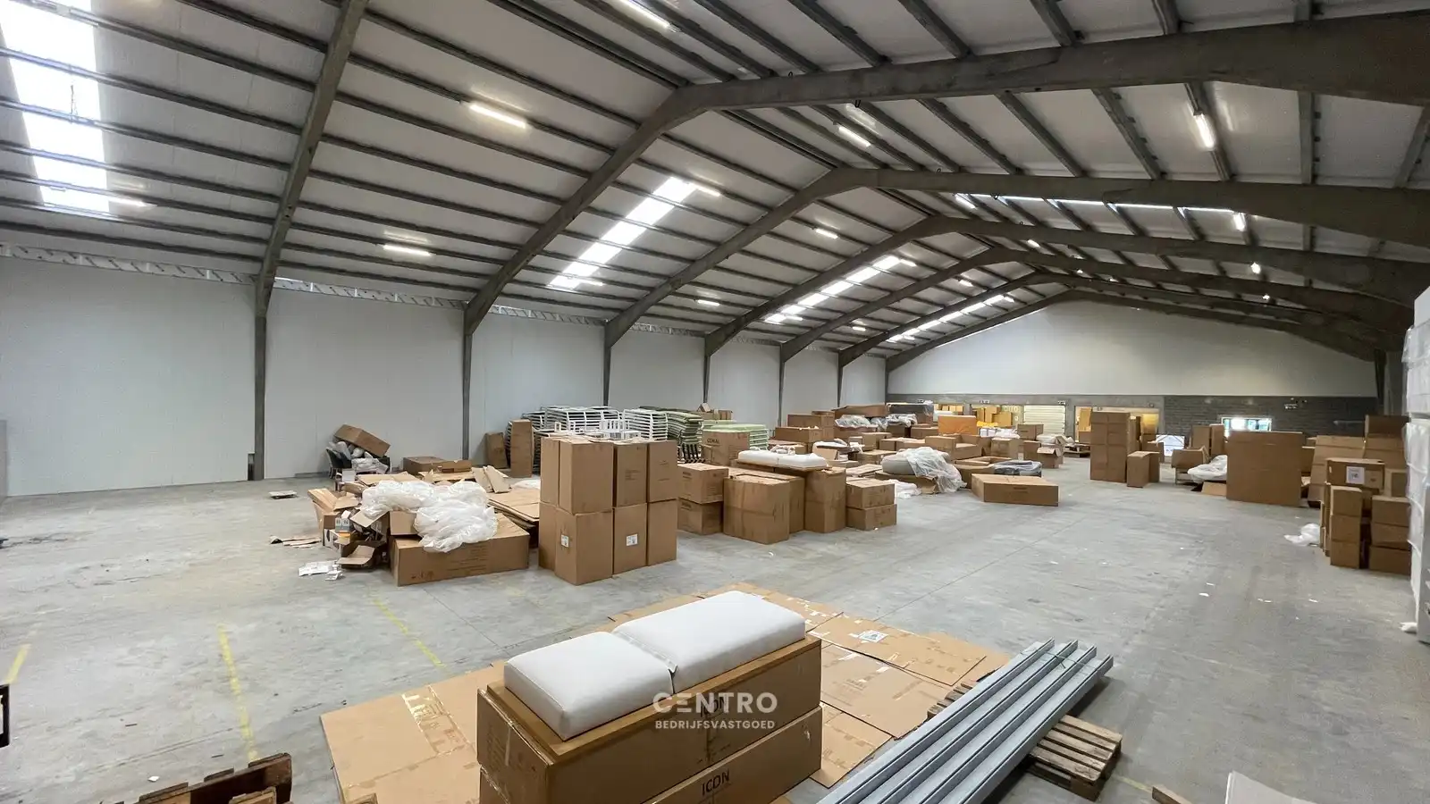 Instapklare MAGAZIJN (1.200m², voorzien van 2 LAADKADEN (met levellers), elektrische sectionaalpoort en verhard terrein (voor- en achterkant) op industriezone te Gistel. foto 5