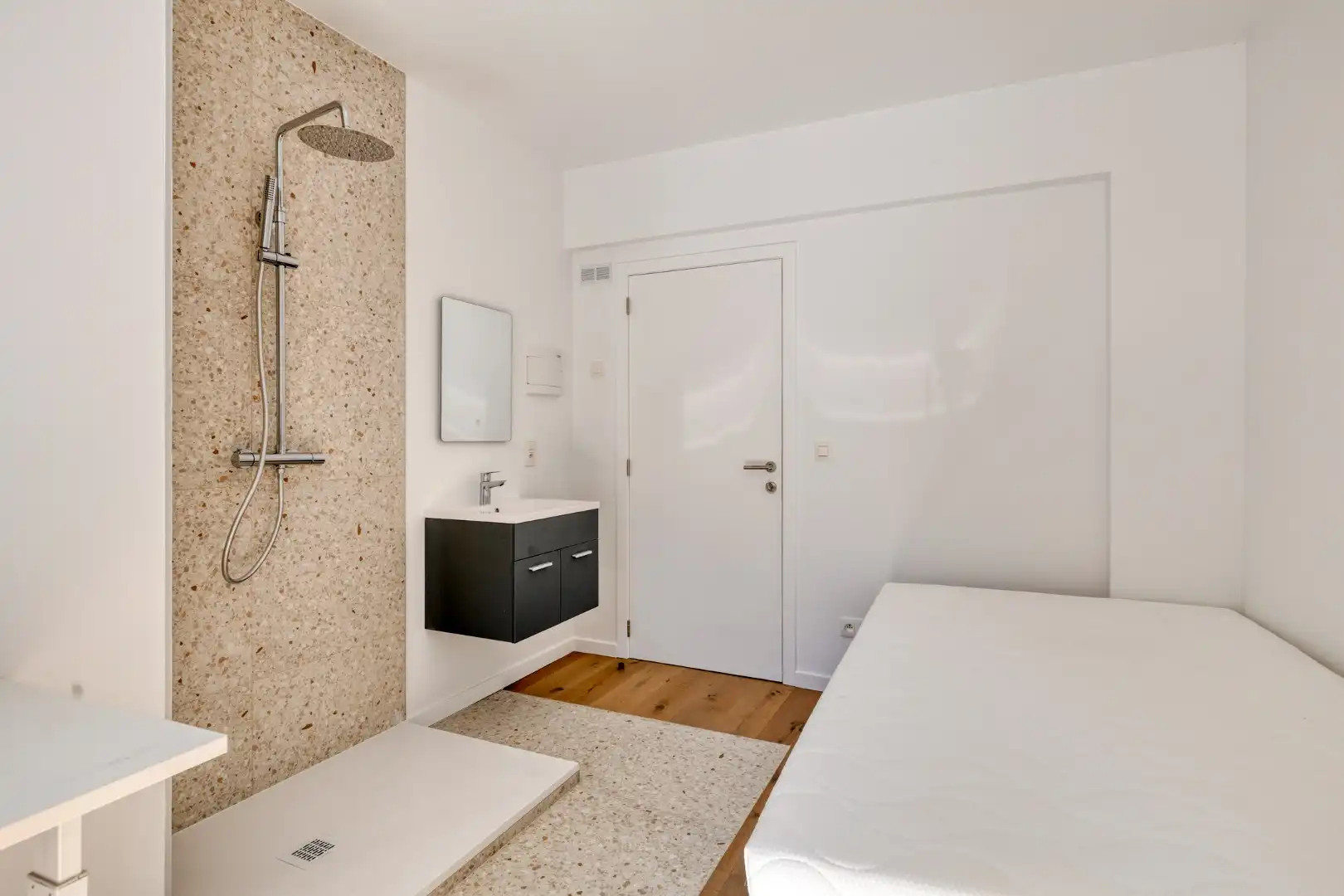 Volledig gerenoveerde studentenkamer in residentie met 15 studentenkamers en een 1slaapkamer appartement in hartje Leuven - EPC label A! foto 8