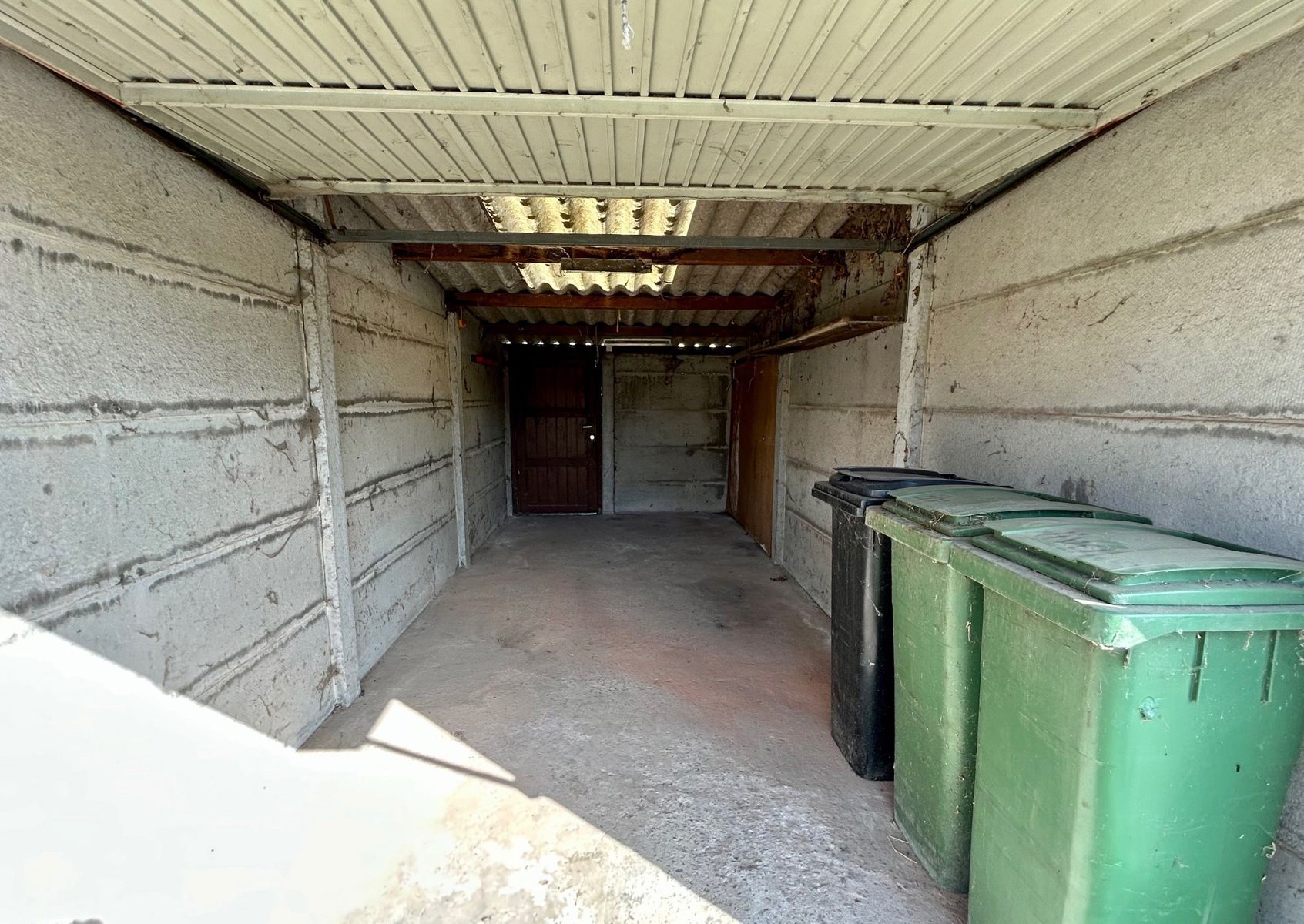 Te renoveren gezinswoning met garage en tuin foto 21