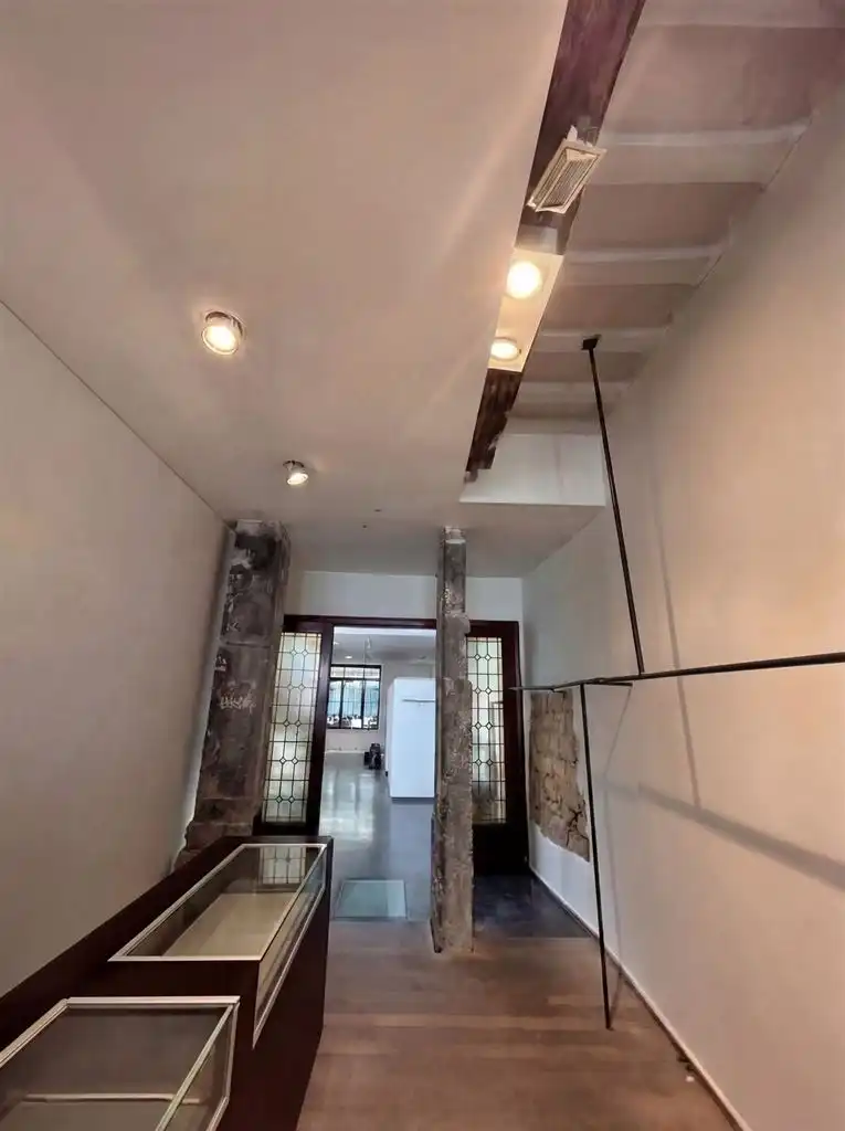 Stijlvolle handelsruimte met bovenliggende woonst, stadstuin en parkeerplaats in het centrum van Maaseik. foto 5