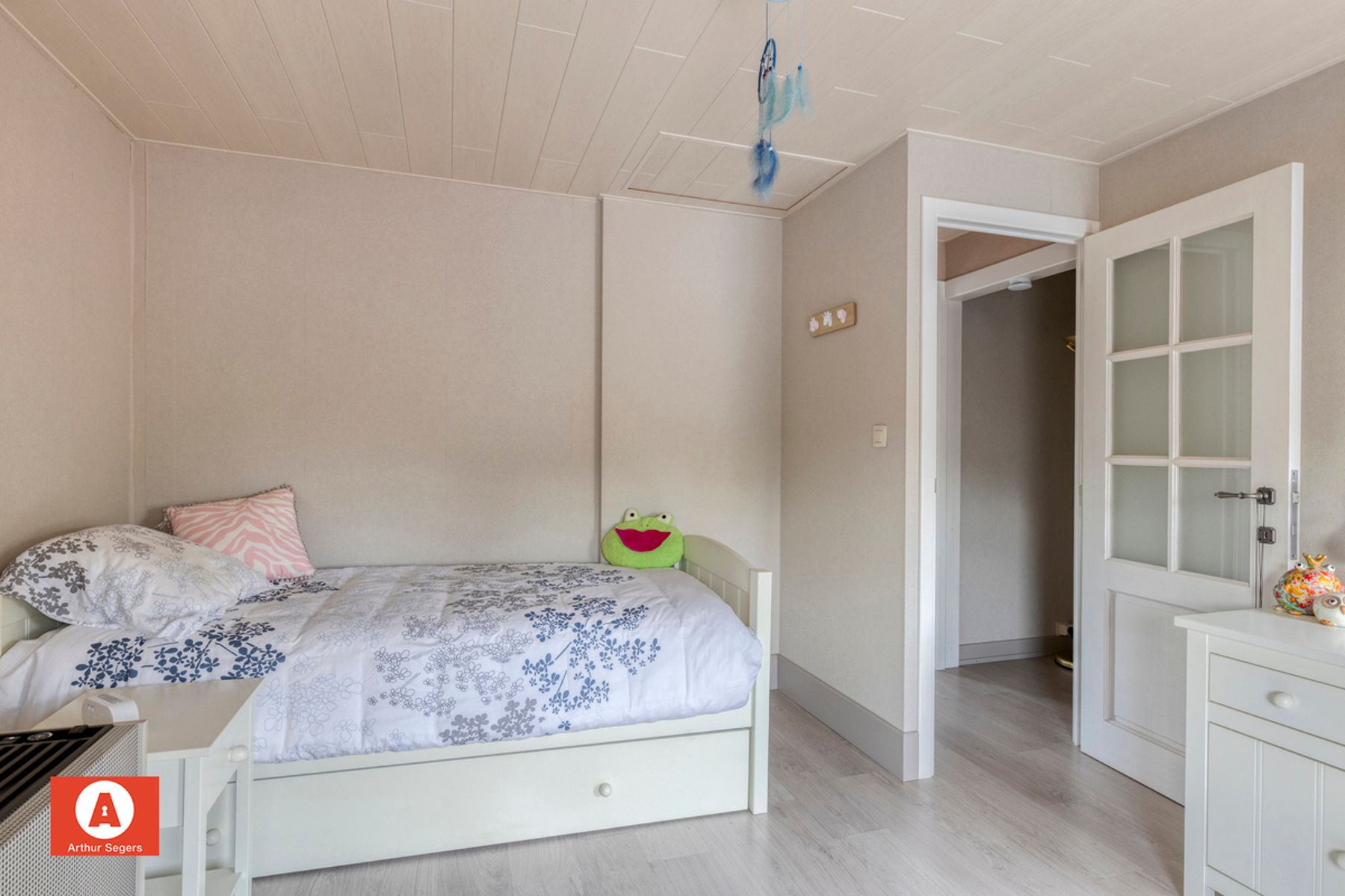 Verzorgde half-open bebouwing met oprit. foto 19