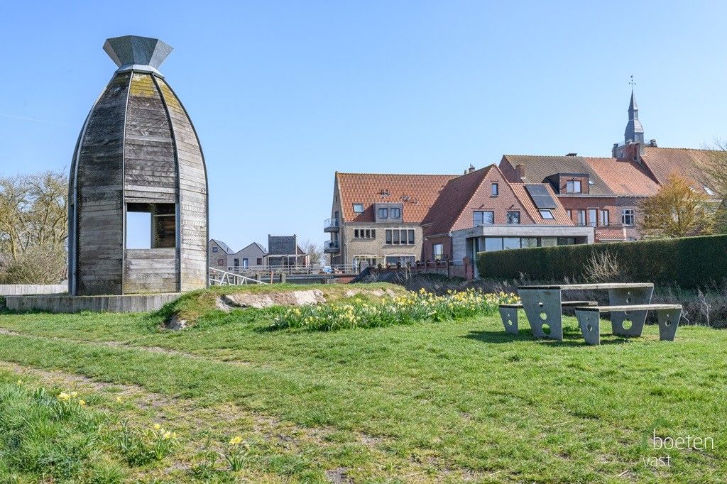 POPERINGE: Voormalige burgemeesterswoning doorprikt van charme, historie en karakter met 6 slpks en 4 badk., garage en meerdere parkeerplaatsen met een betoverende tuin op 1.521m² grondopp. foto 39