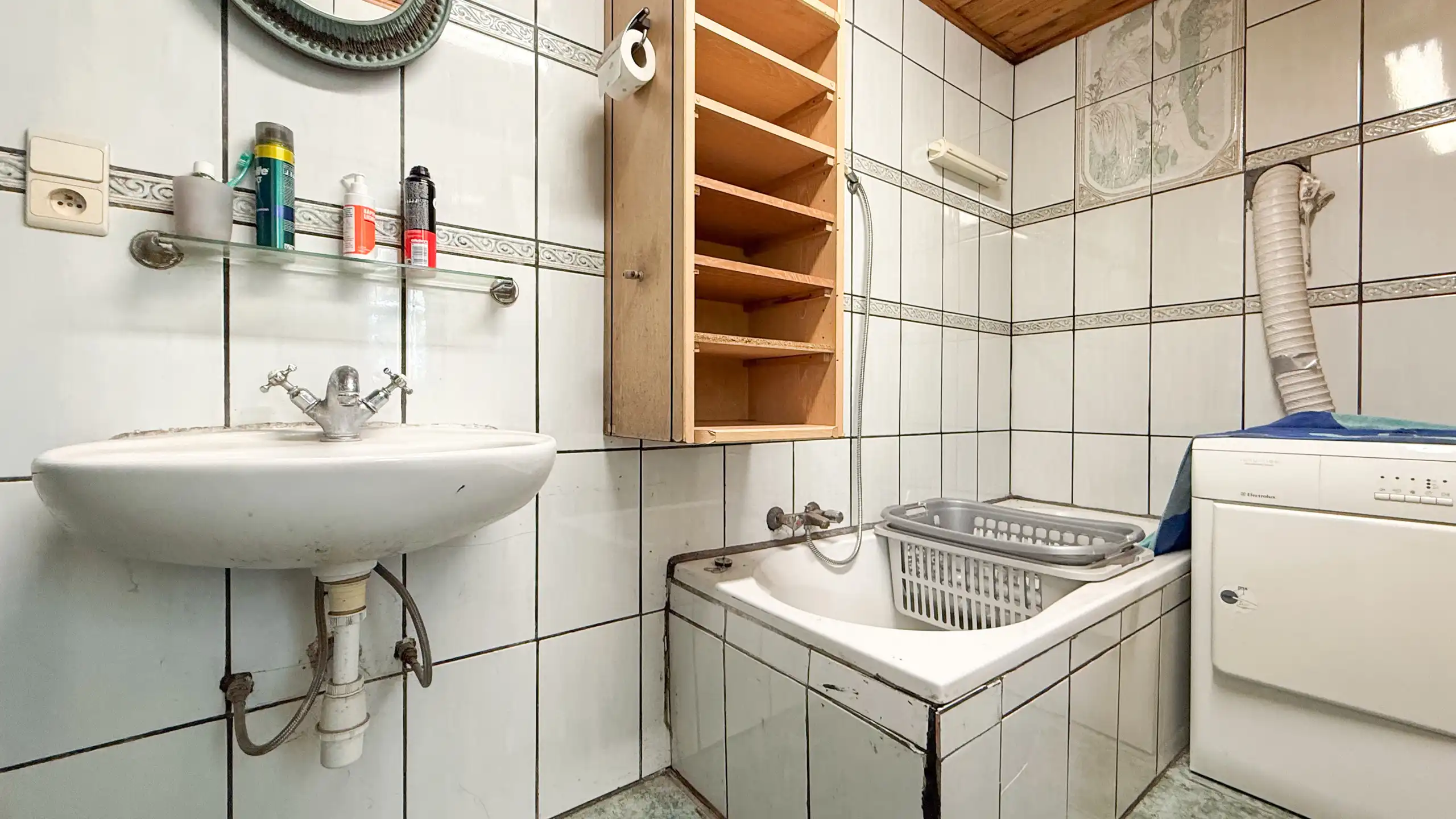 Te renoveren woning met 3 slpkms op ruim perceel van 8a58ca! foto 12