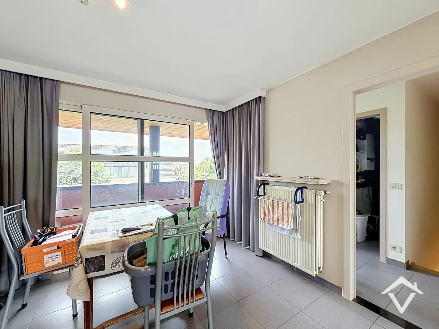 Instapklaar appartement met 2 slaapkamers, 2 terrassen, garage en tuin te Roeselare. foto 6