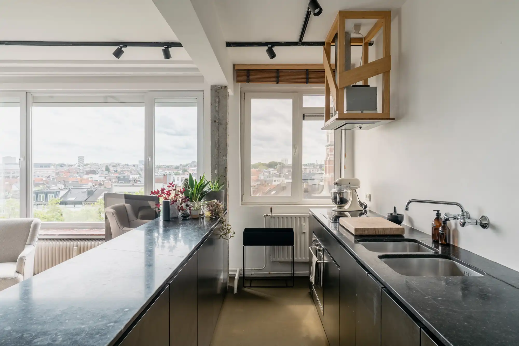 Een architecturaal penthouse met zicht op groene kruinen en het Koninklijk Museum van Schone Kunsten foto 8